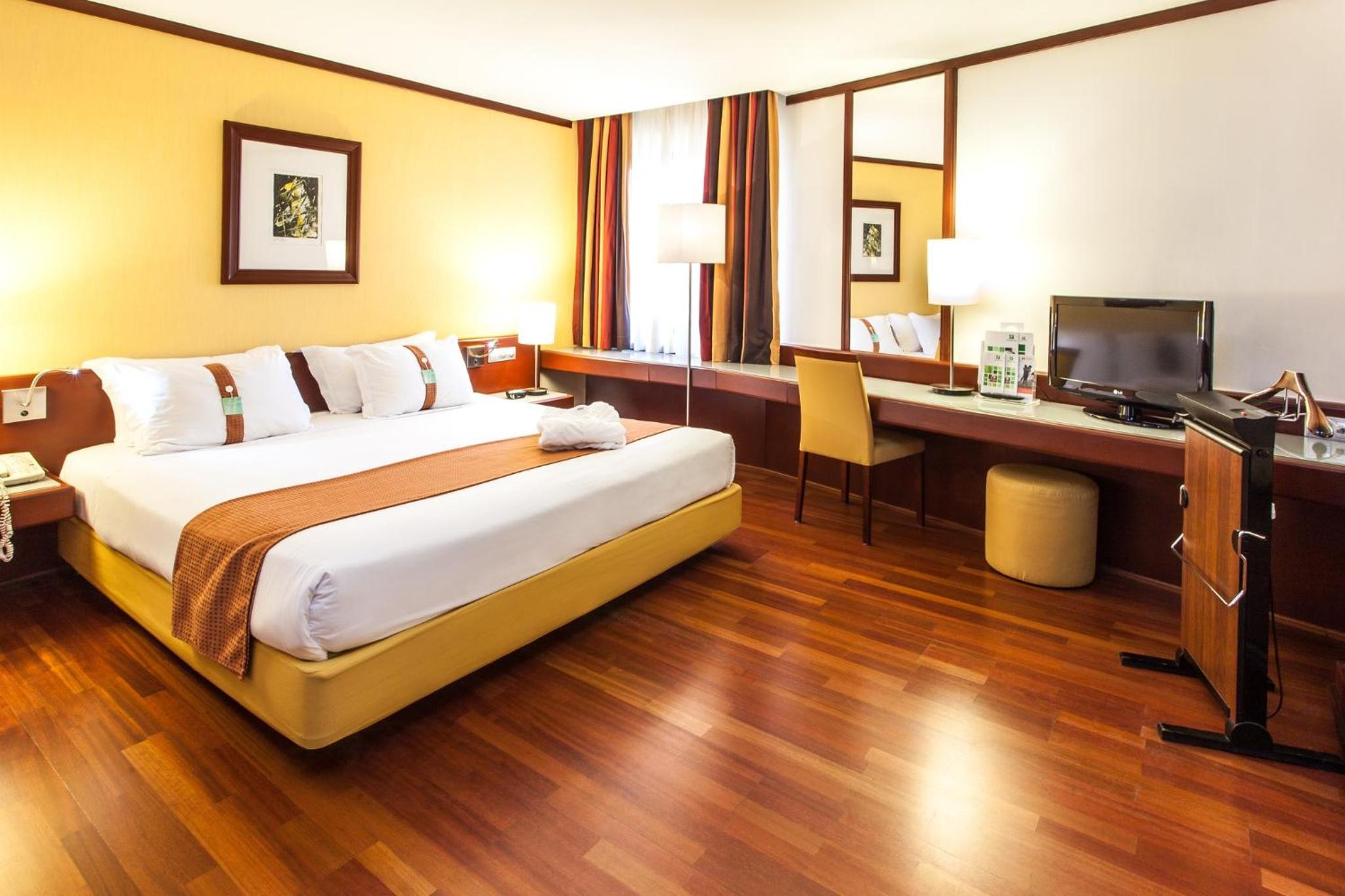 One-Bedroom King Suite with Sofa Bed thumbnail 6