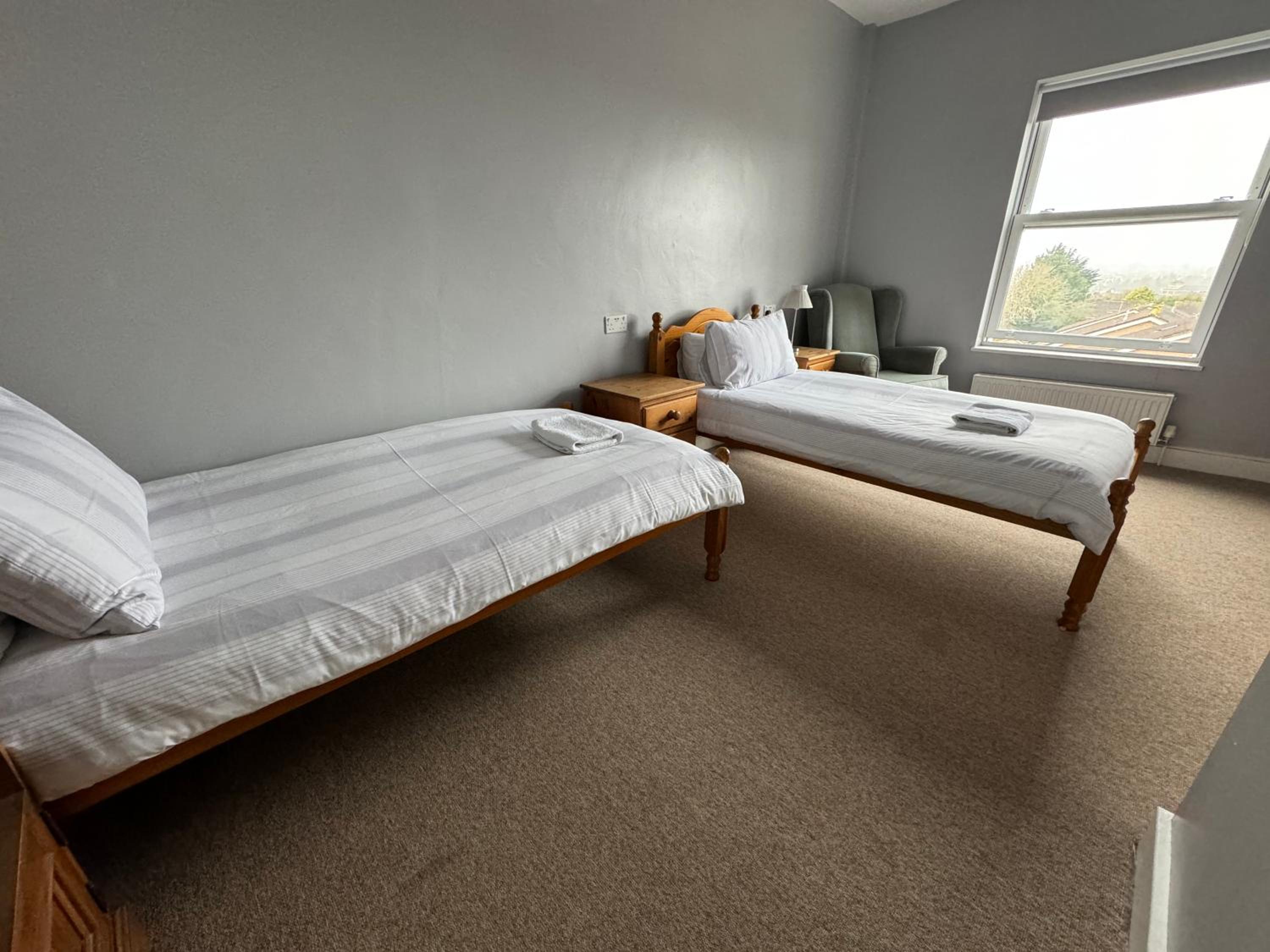 Standard Twin Room - Photo 3