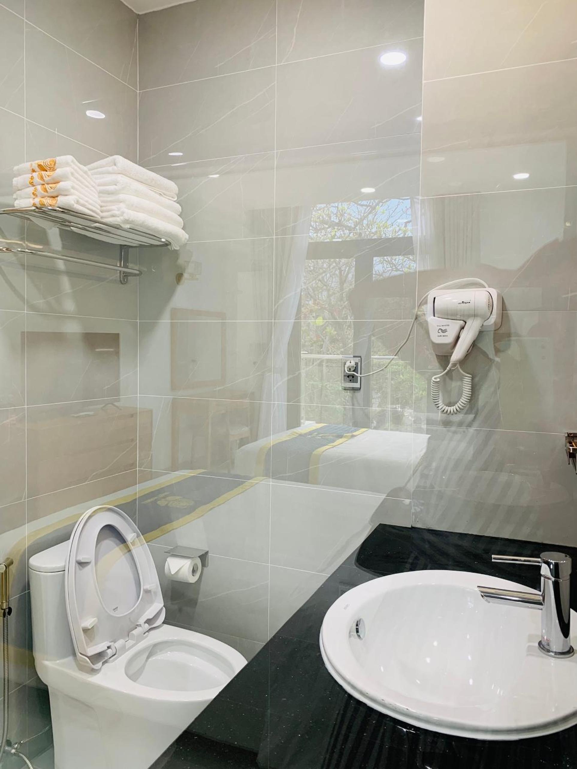 Standard Double or Twin Room - Photo 9