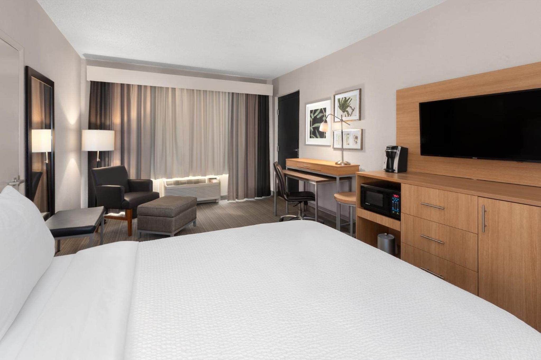 Queen Room with Hearing Mobility Accessible Tub - Non-Smoking