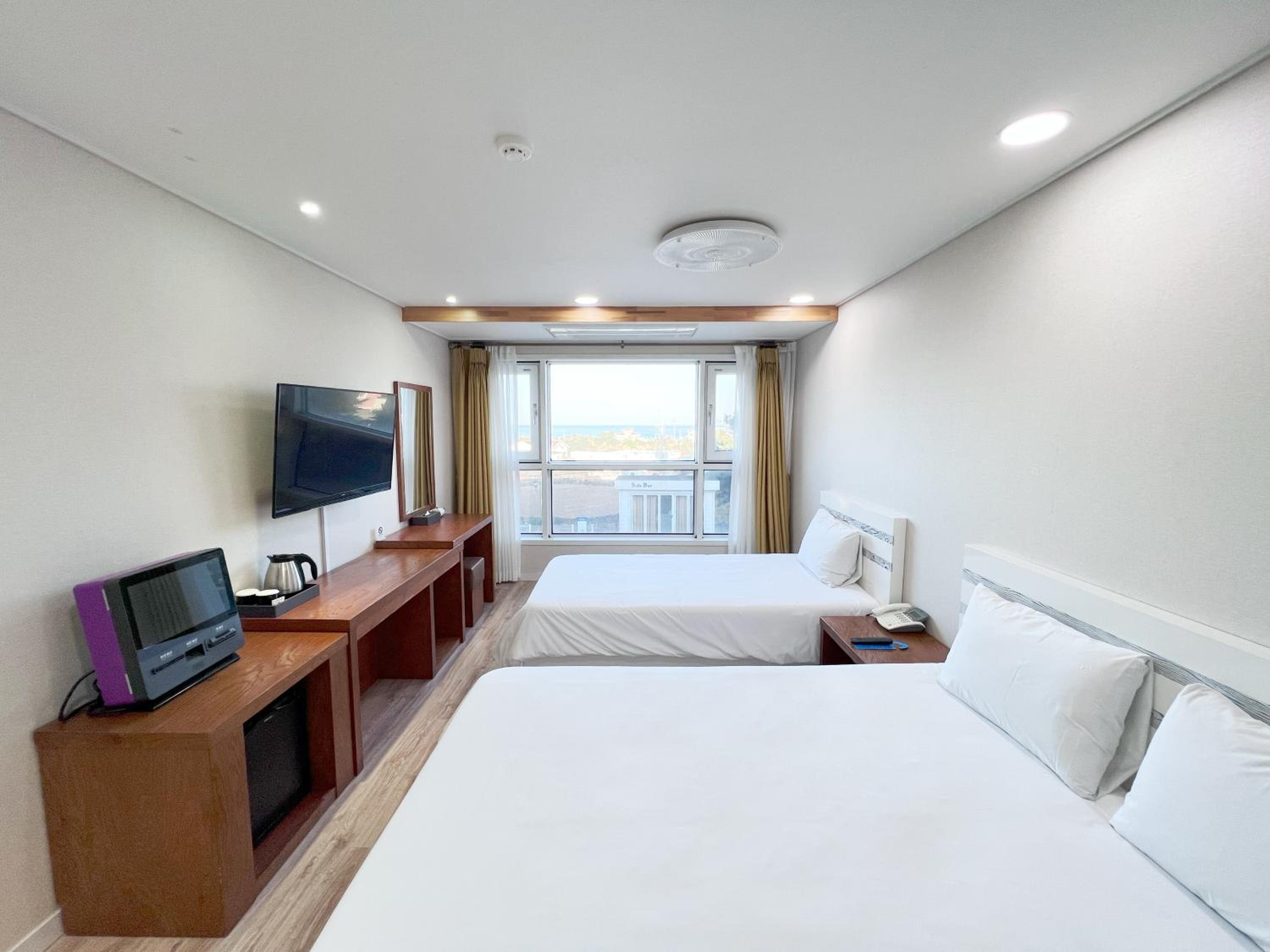 Standard Twin Room with Sea View - Photo 5