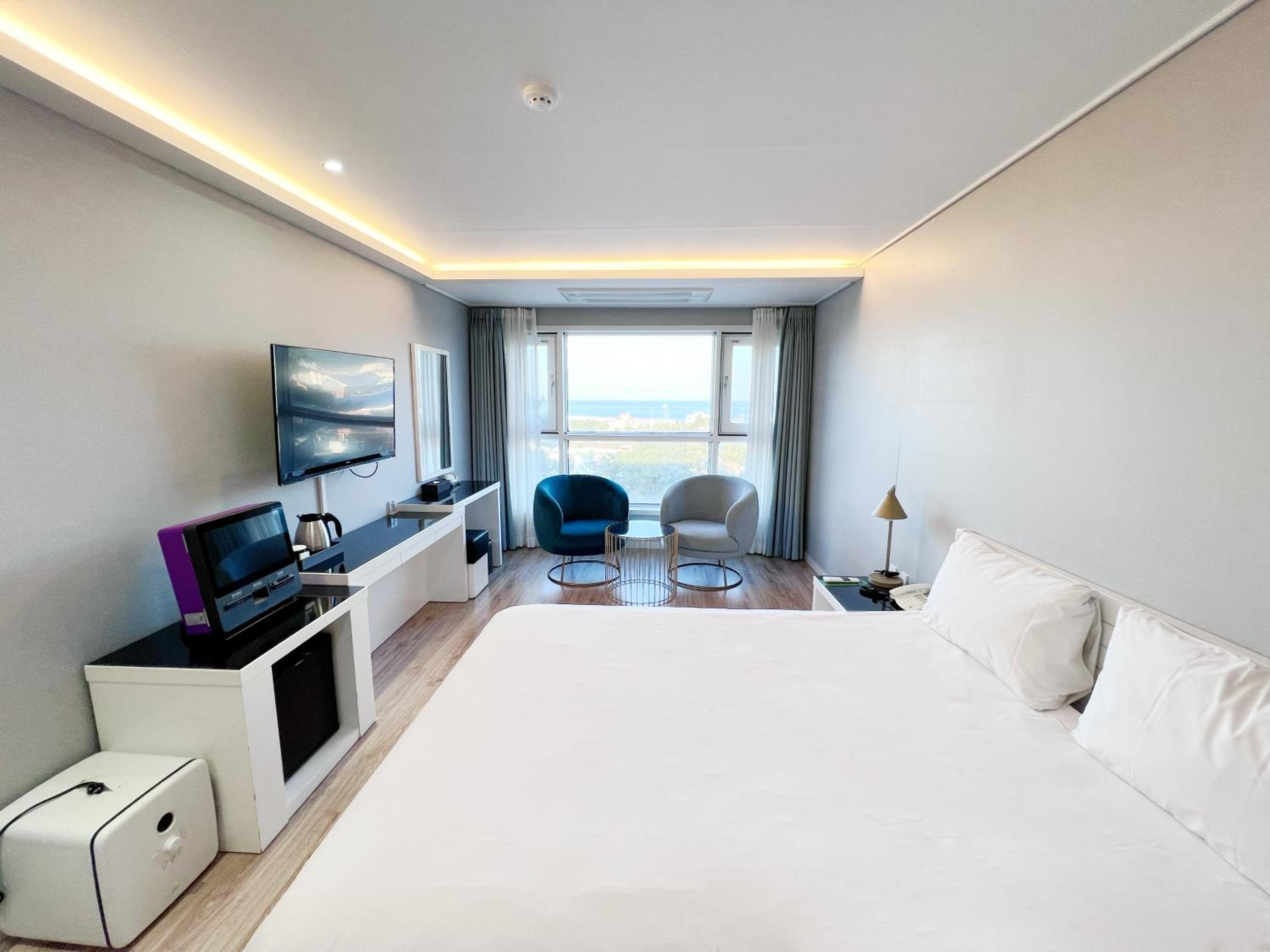Deluxe Double Room with Sea View - Photo 3