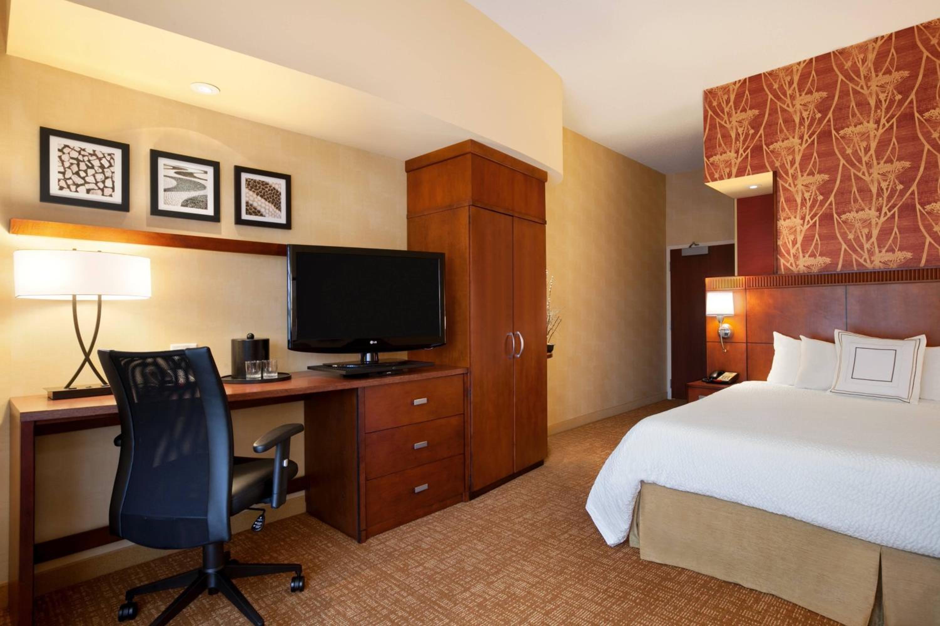  Deluxe King Room - Photo 2