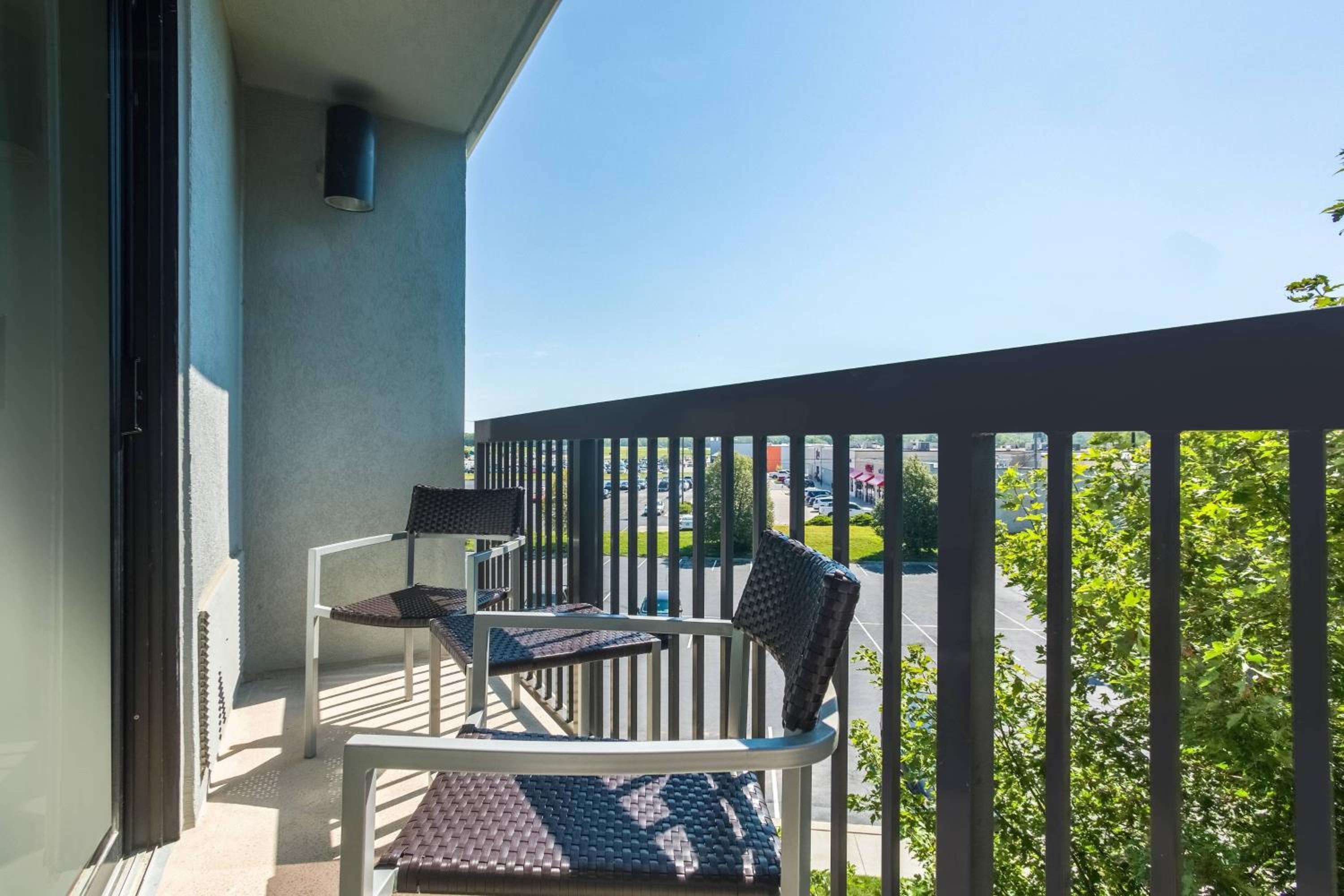 King Balcony Room - Photo 2