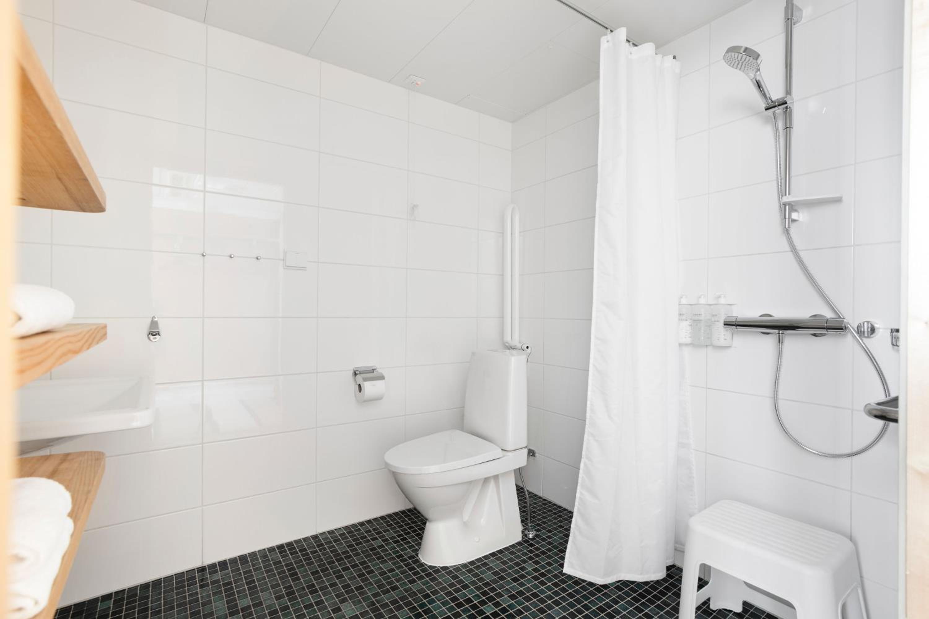 Twin Room - Disability Access - Photo 5