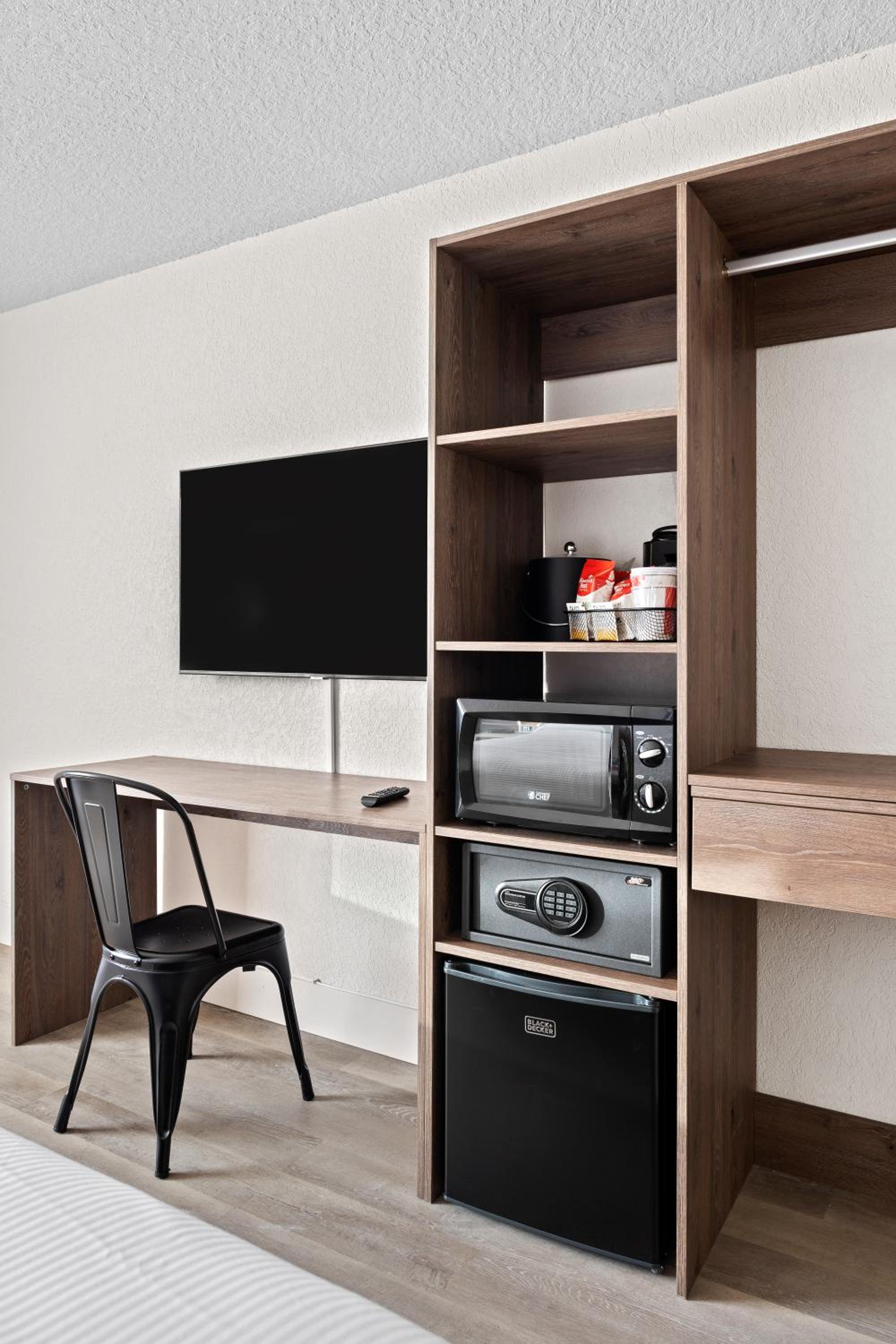 King Room with Mobility/Hearing Access and Roll-In Shower, Non-Smoking photo 2