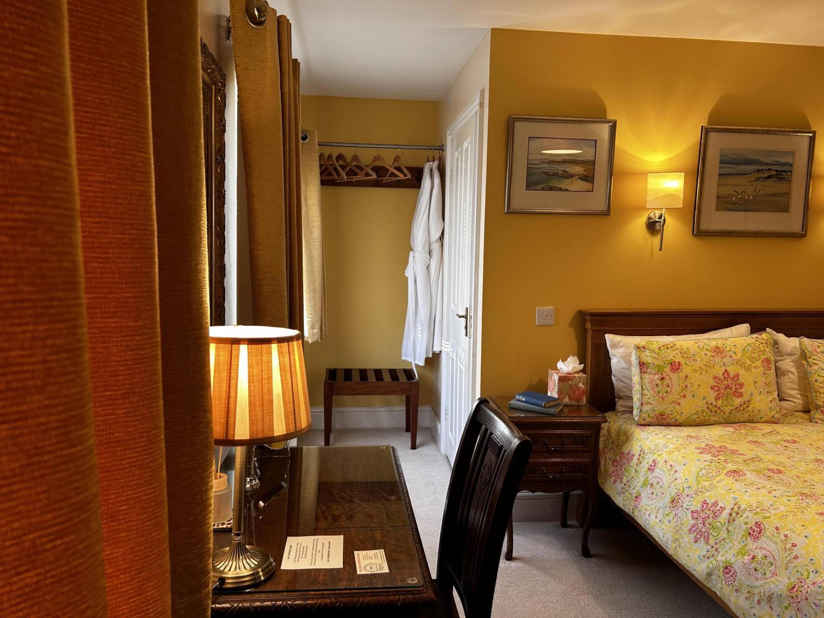 Superior King Room - Photo 8