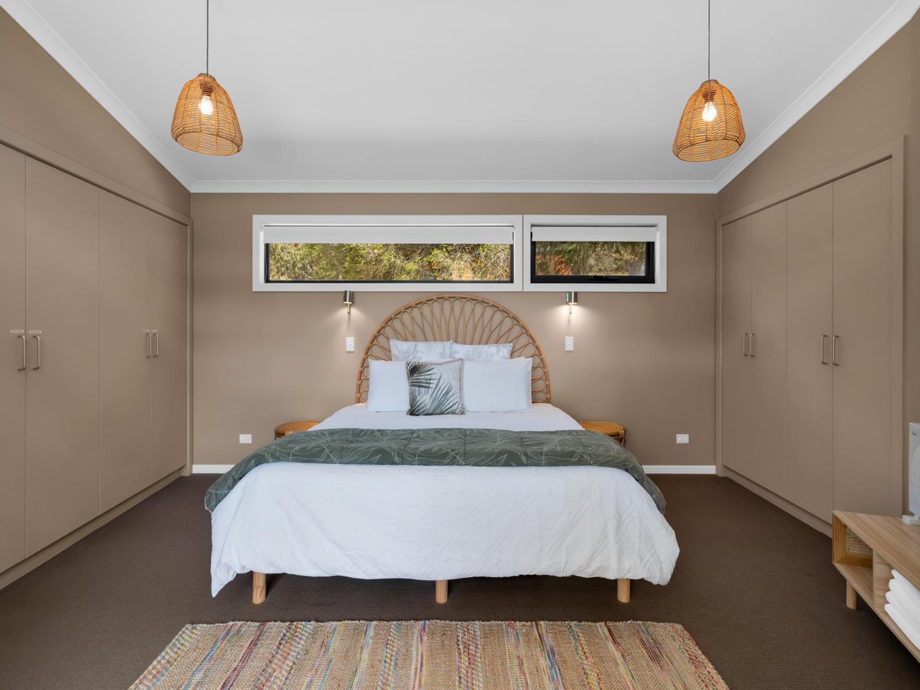 Five-Bedroom House photo 1