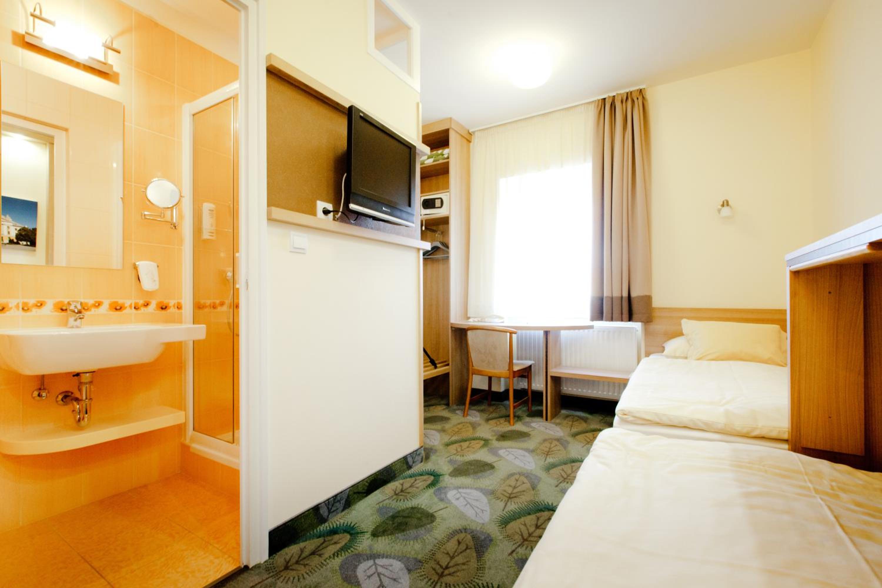 Small Twin Room - Photo 4