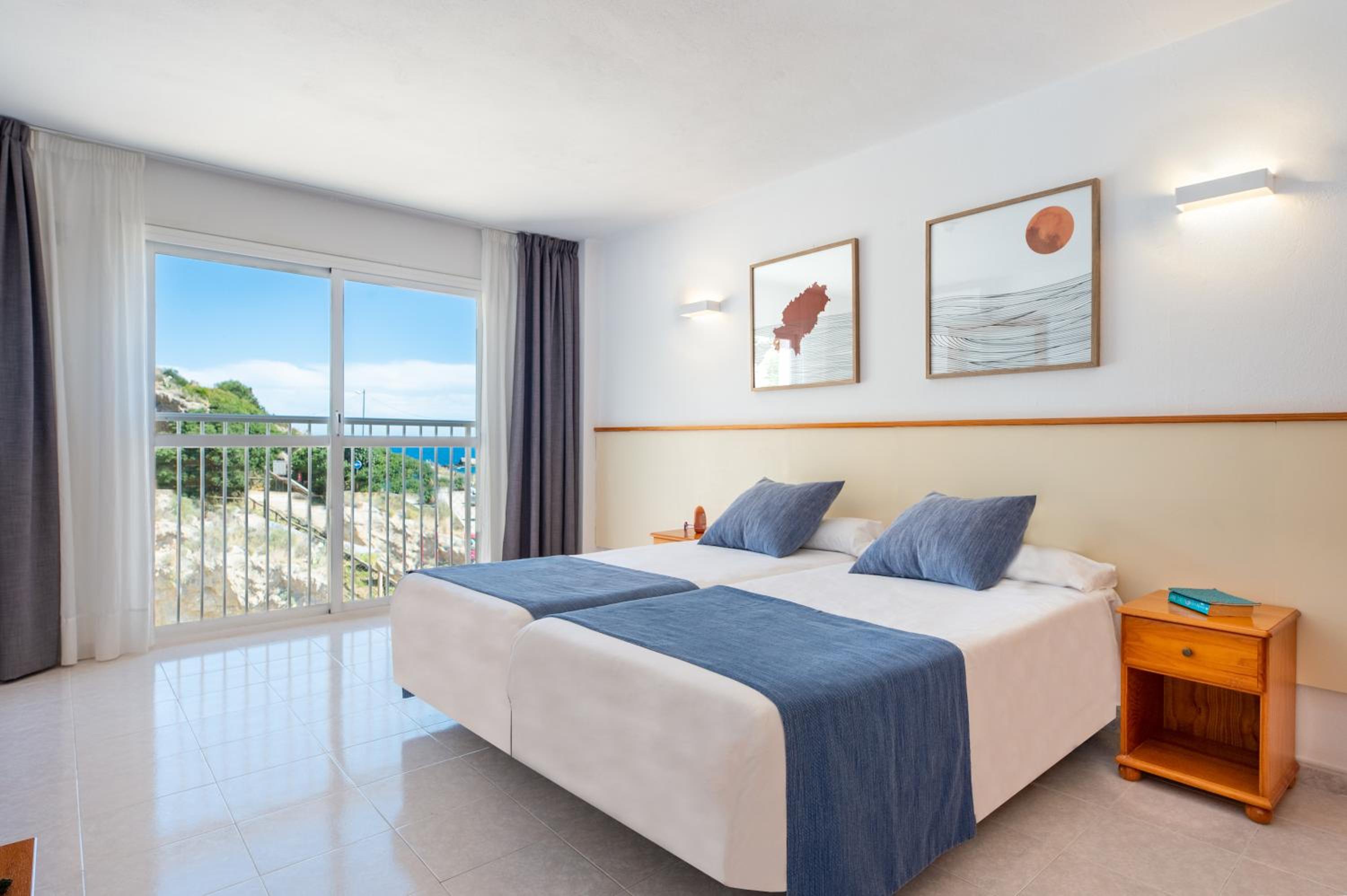 Apartamento de una habitación con vista lateral al mar.