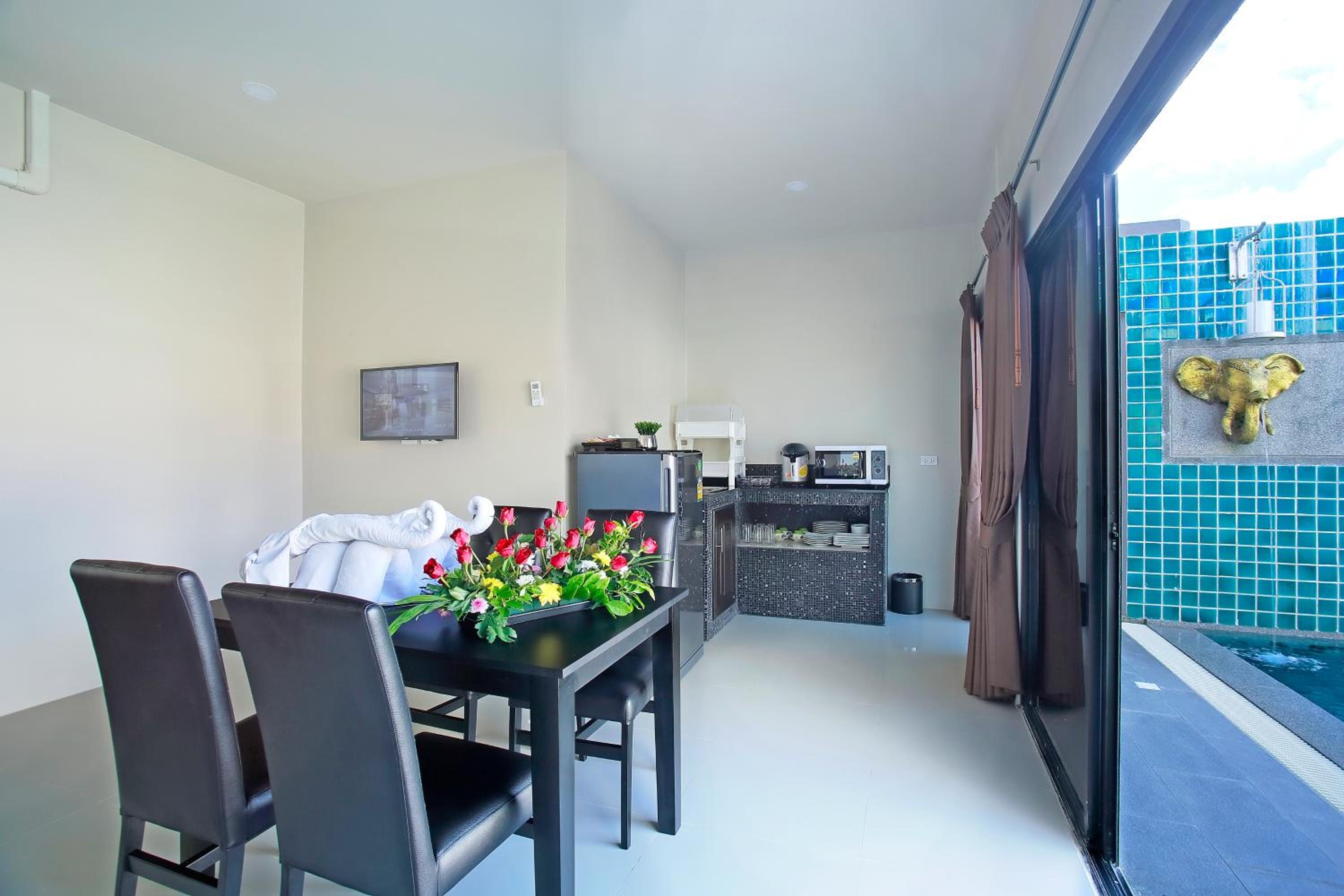 Three-Bedroom Penthouse with Pool - Photo 6