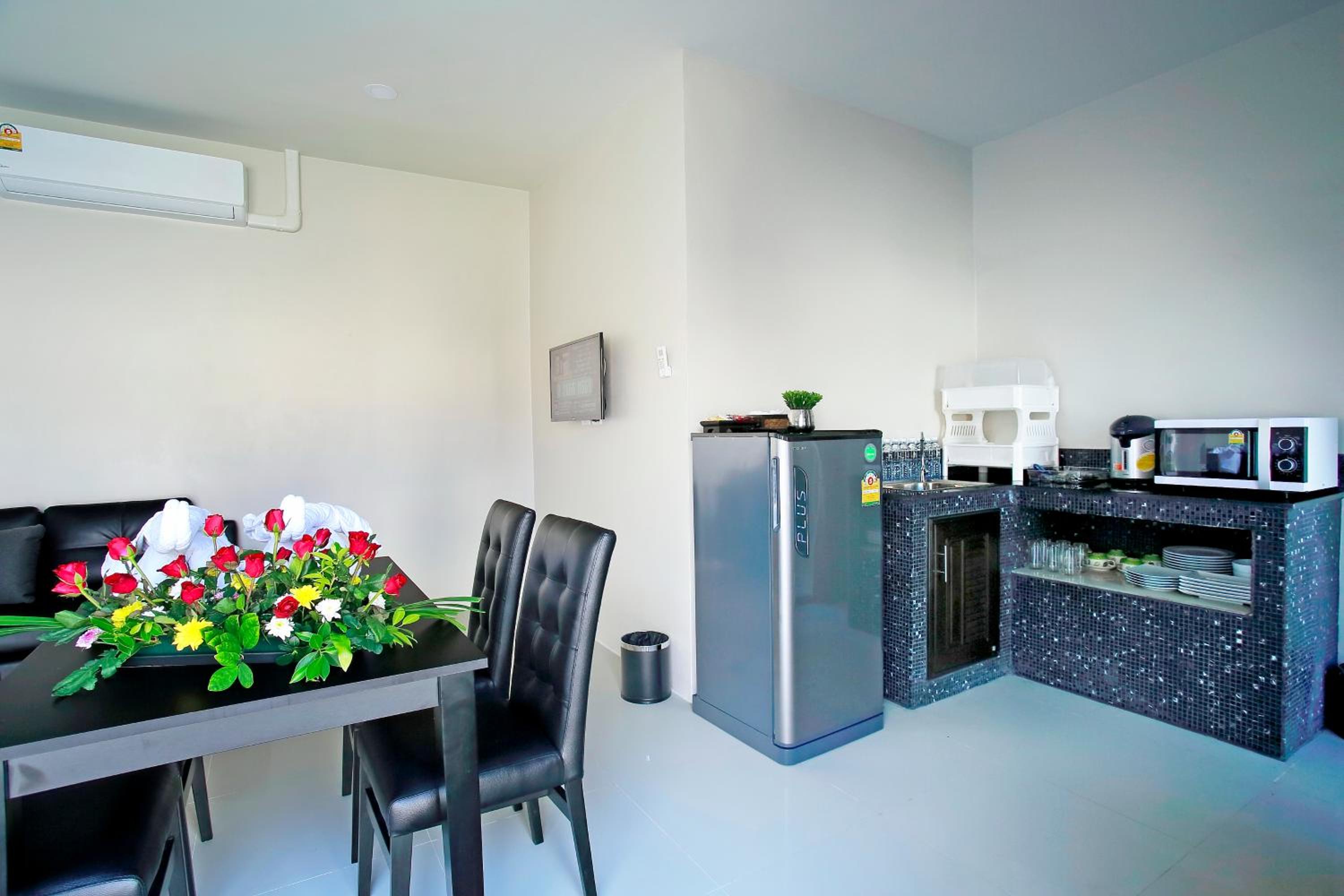Three-Bedroom Penthouse with Pool - Photo 5