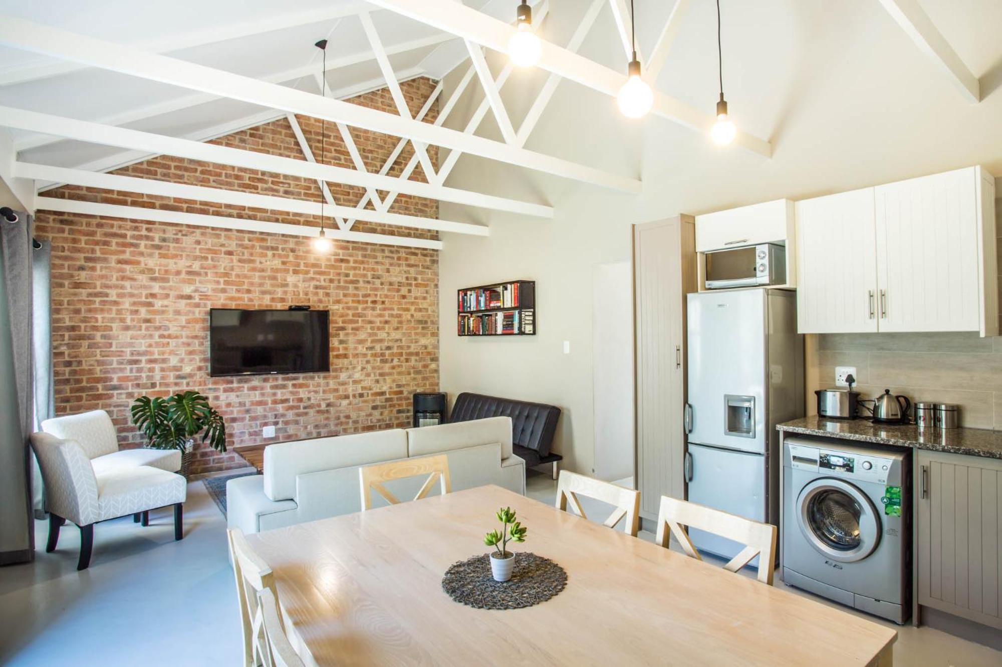 Modern Two Bedroom House - Photo 2