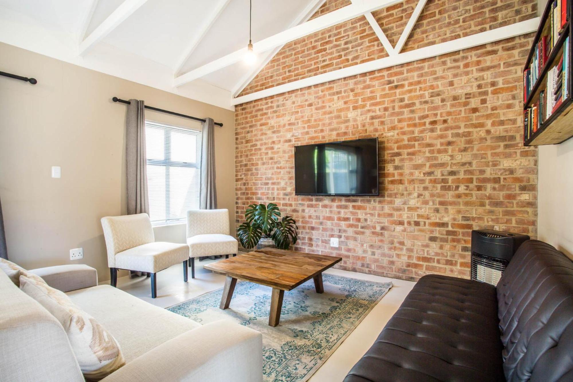 Modern Two Bedroom House - Photo 1