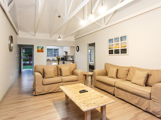 Modern Two Bedroom House - Photo 6