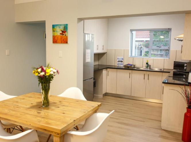 Modern Two Bedroom House - Photo 3