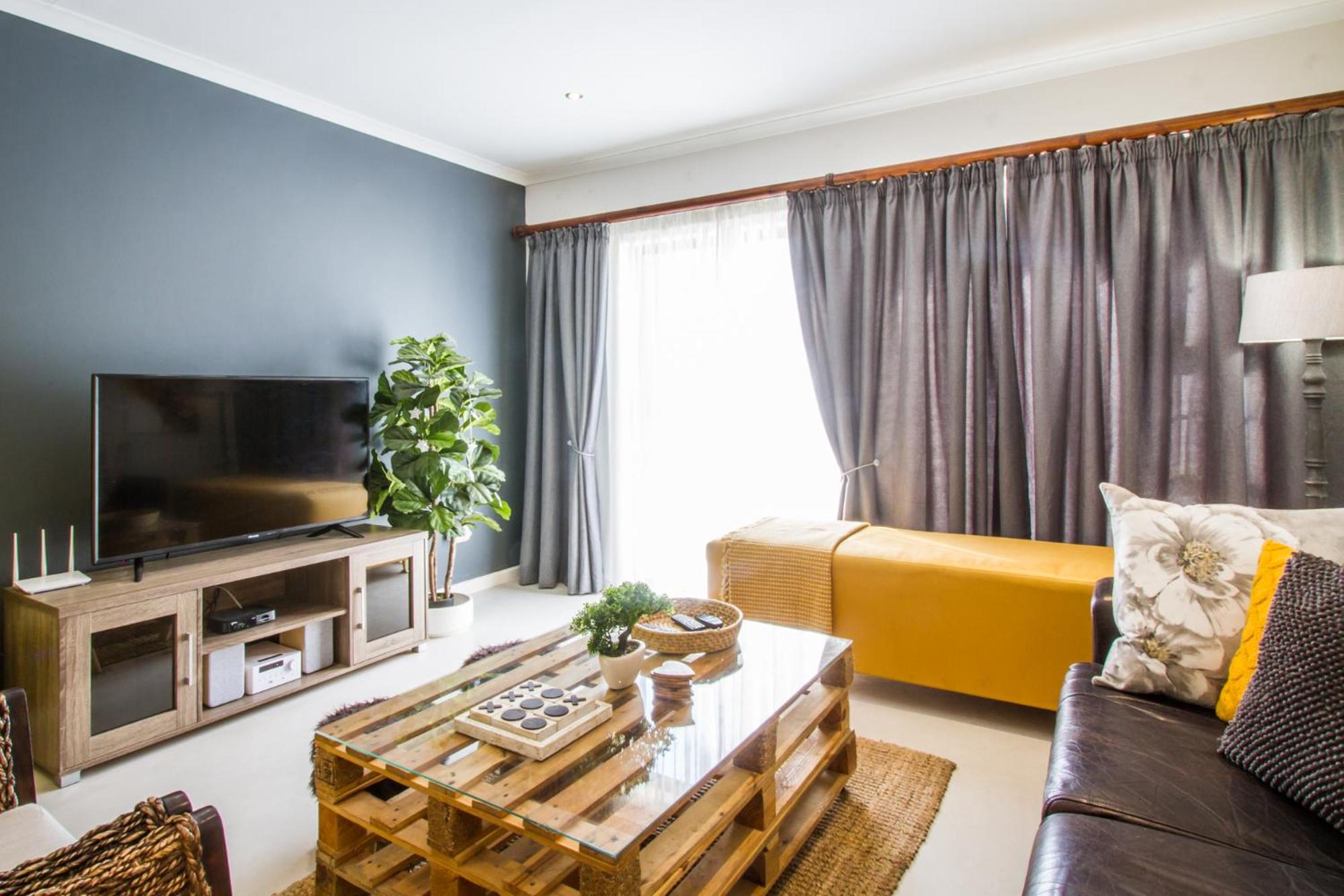 Modern Two Bedroom House - Photo 5