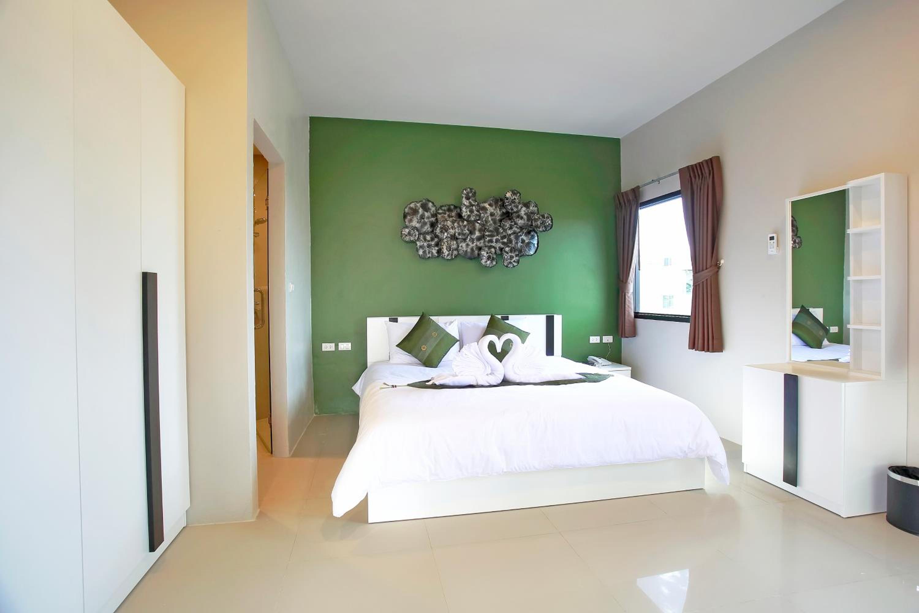 Three-Bedroom Penthouse with Pool - Photo 3