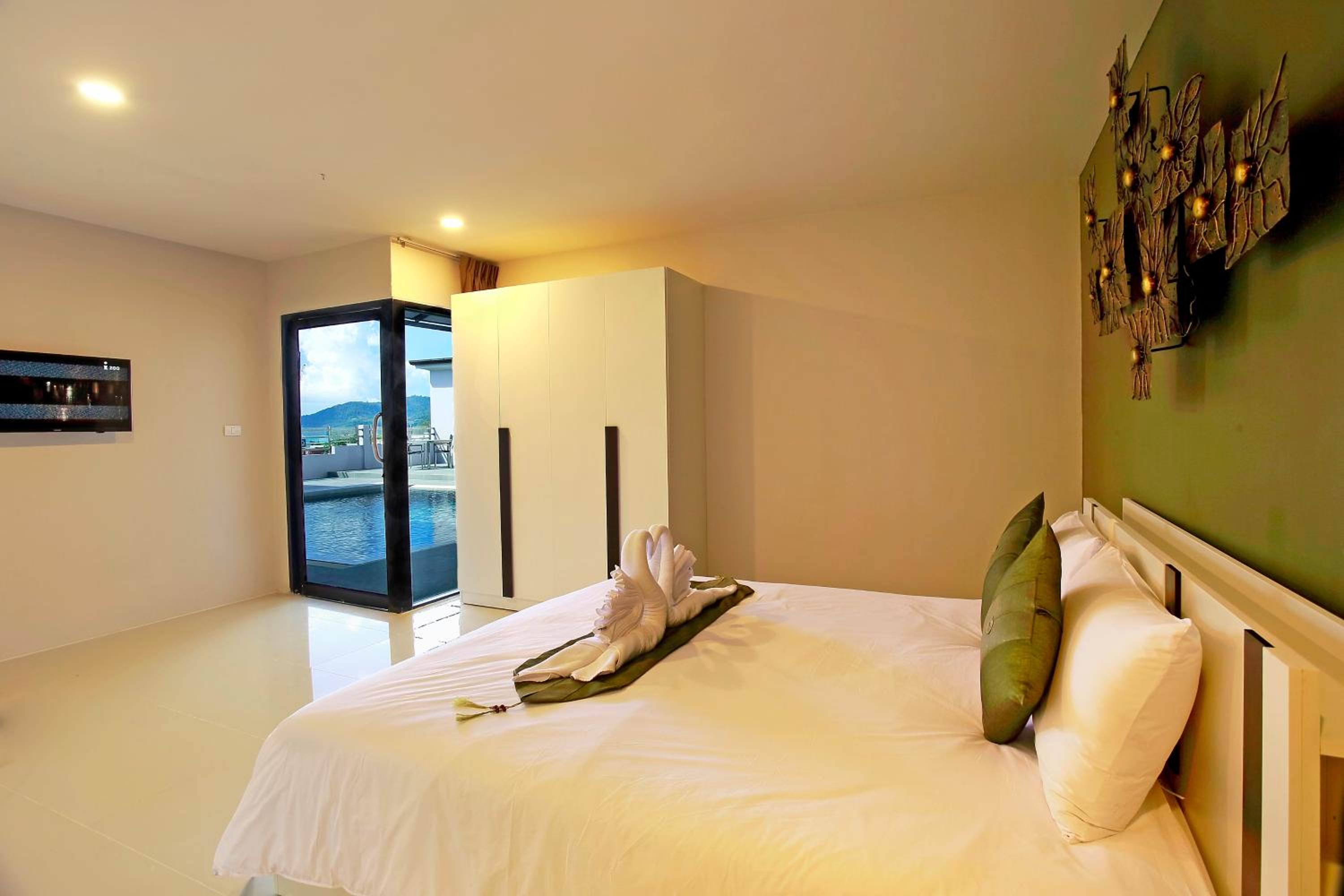 Three-Bedroom Penthouse with Pool - Photo 4