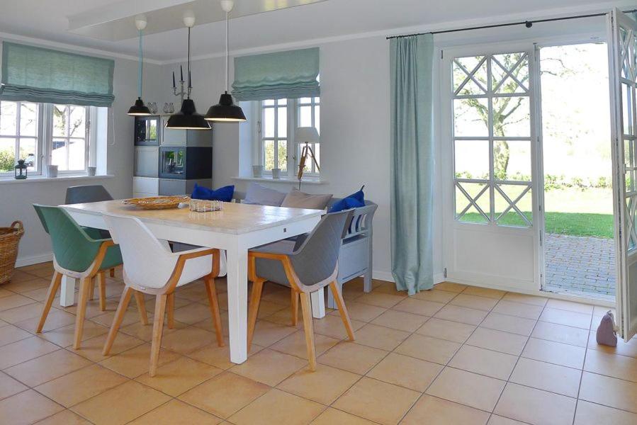 Three-Bedroom House photo 3