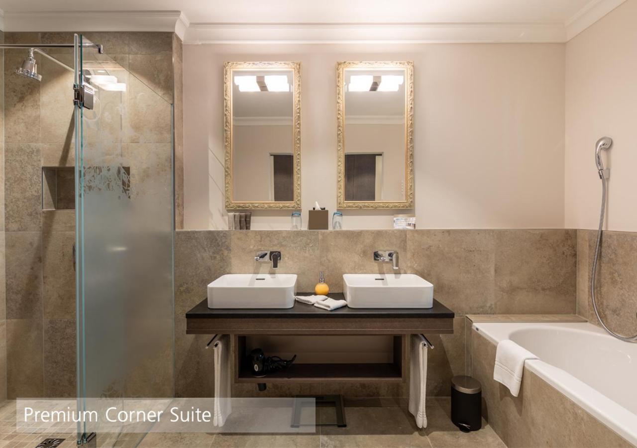 Premium Corner Suite - Photo 3