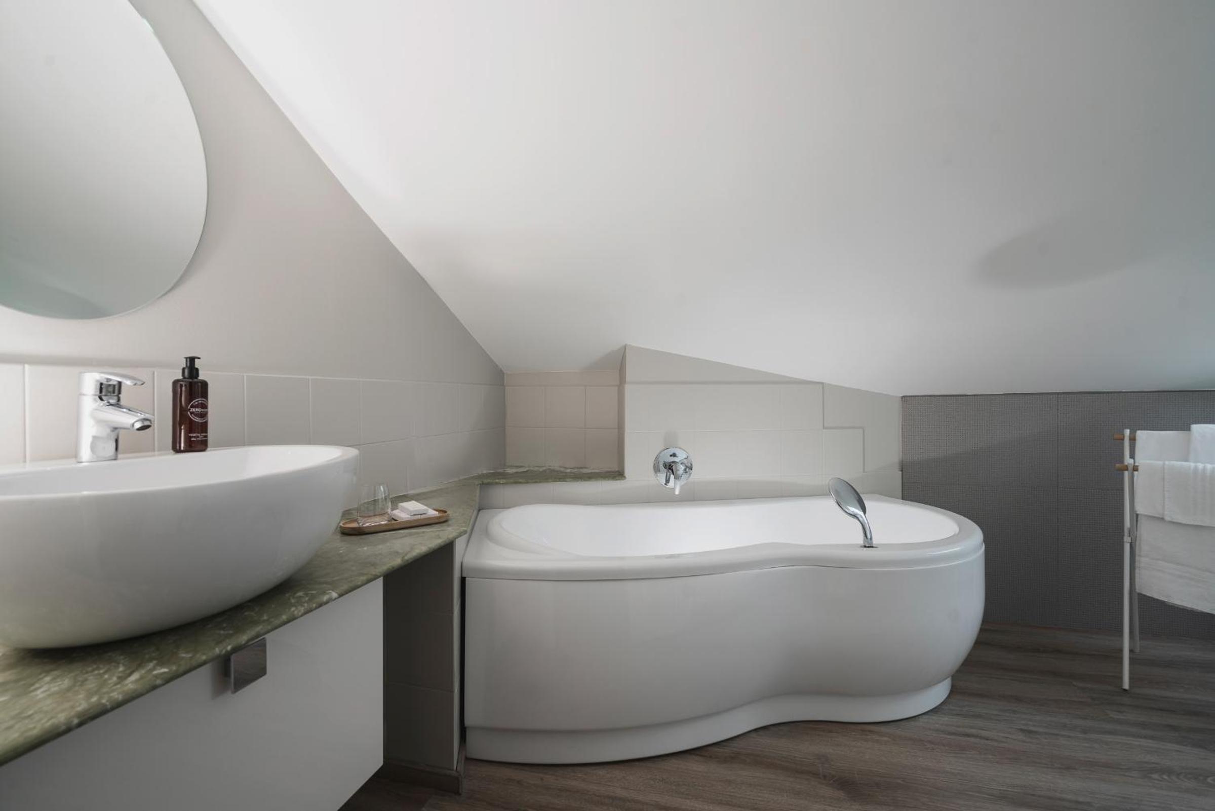 Suite - Photo 3