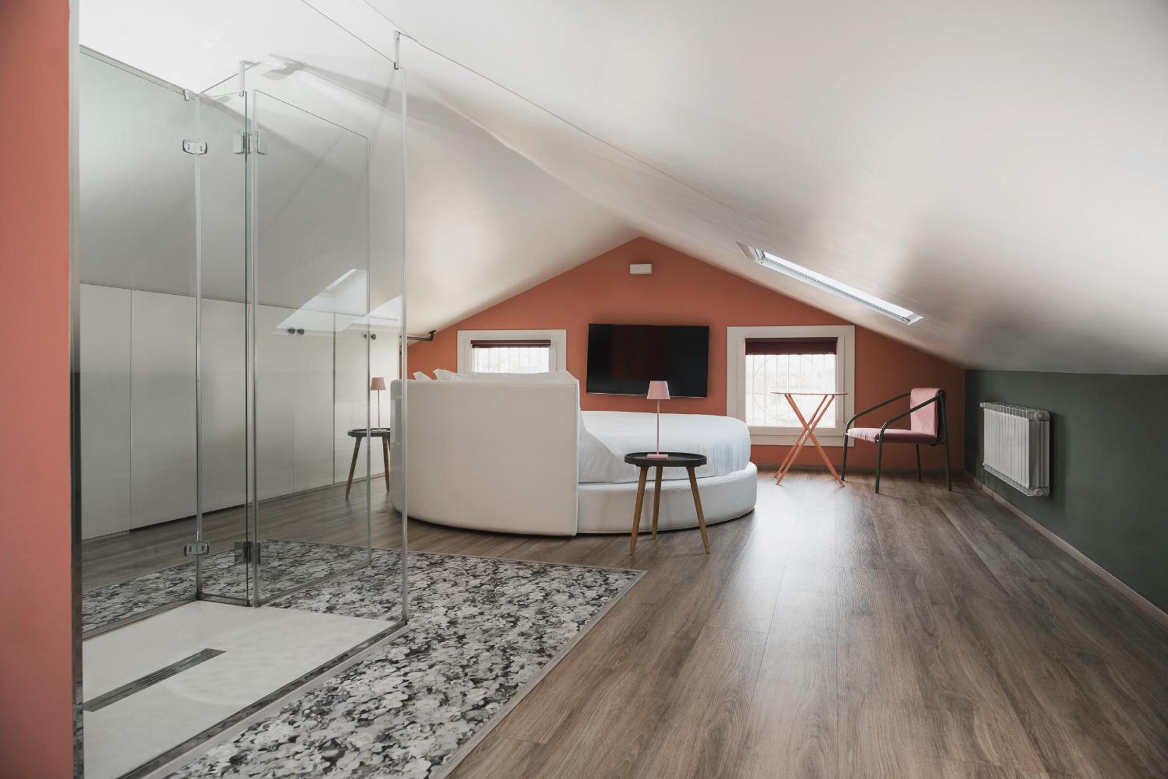 Suite - Photo 1