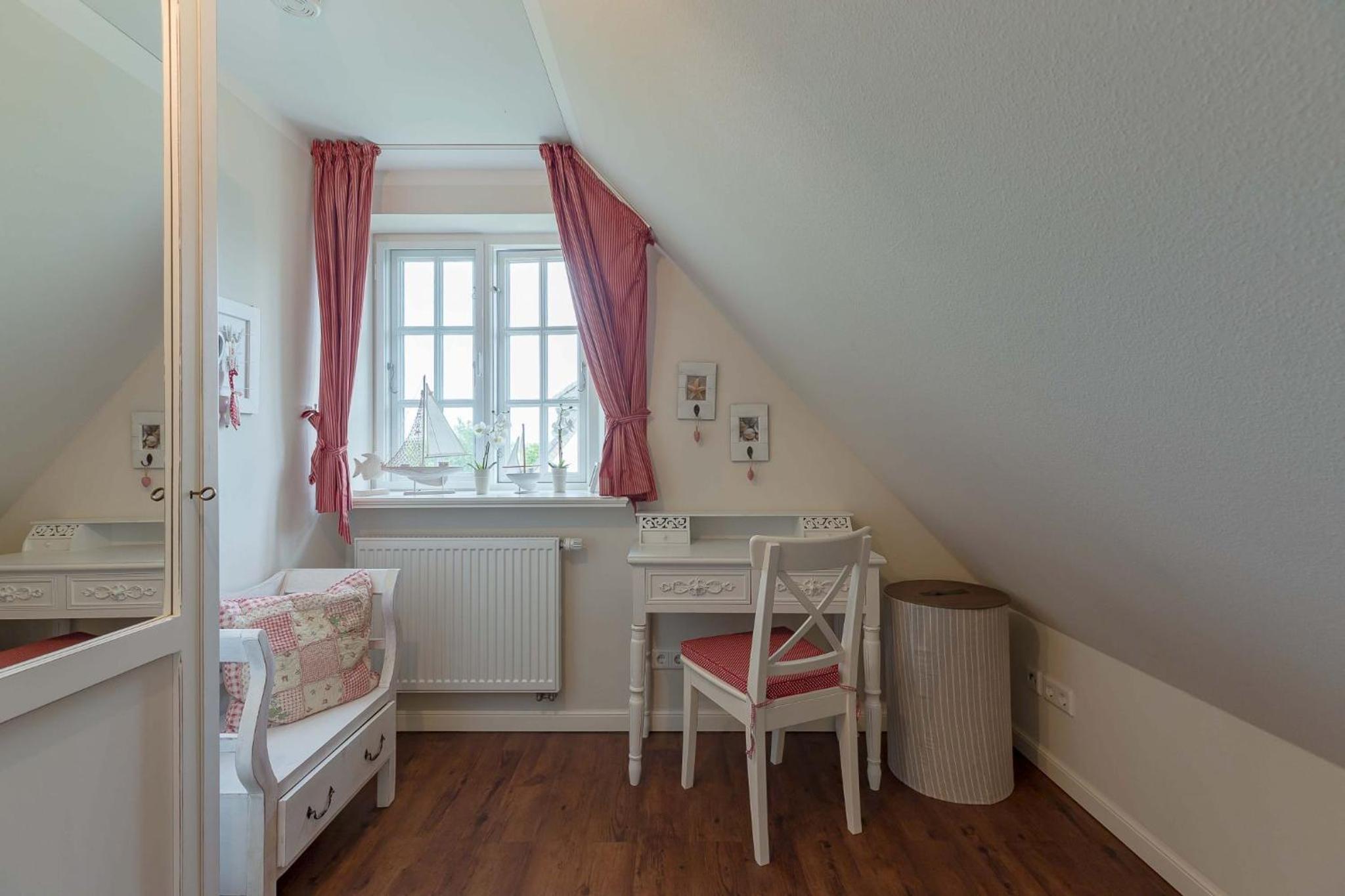 Three-Bedroom House photo 3