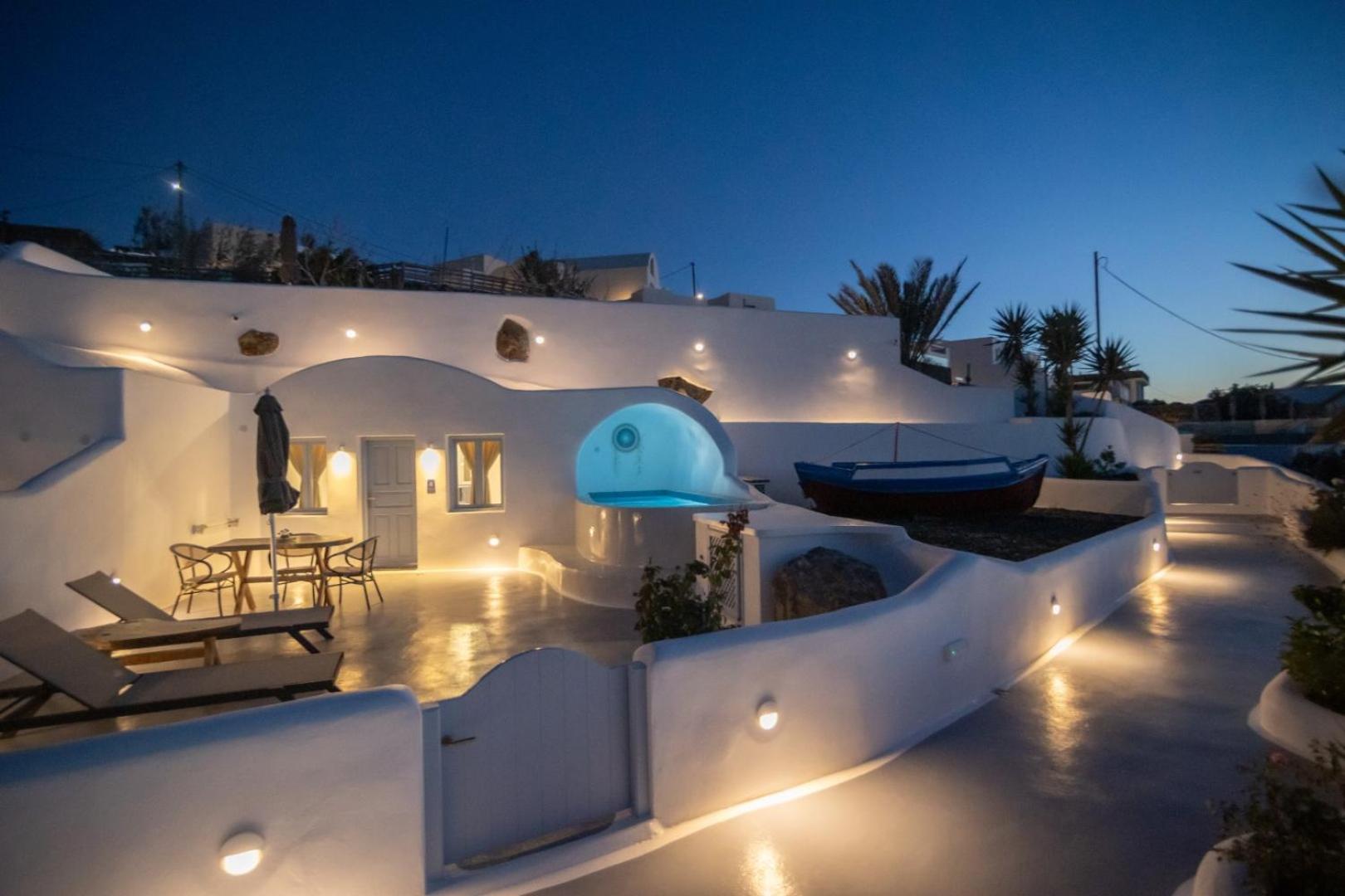 Iconic Cave Suite with Jetted & Heated Plunge Pool, Sea & Sunset View photo 3