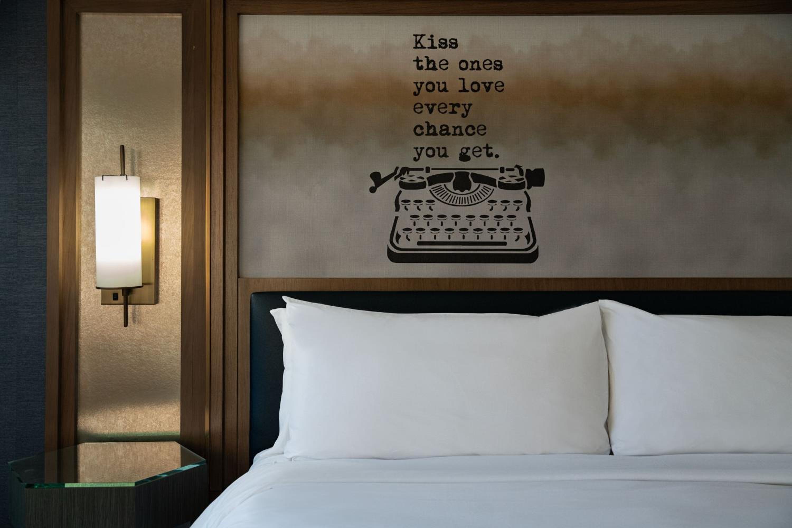 Deluxe King Room - Photo 8