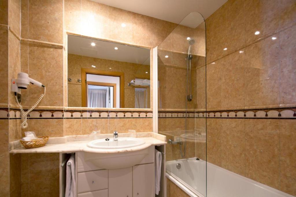 One-Bedroom Apartment with Marina Views (3 Adults) - Photo 4