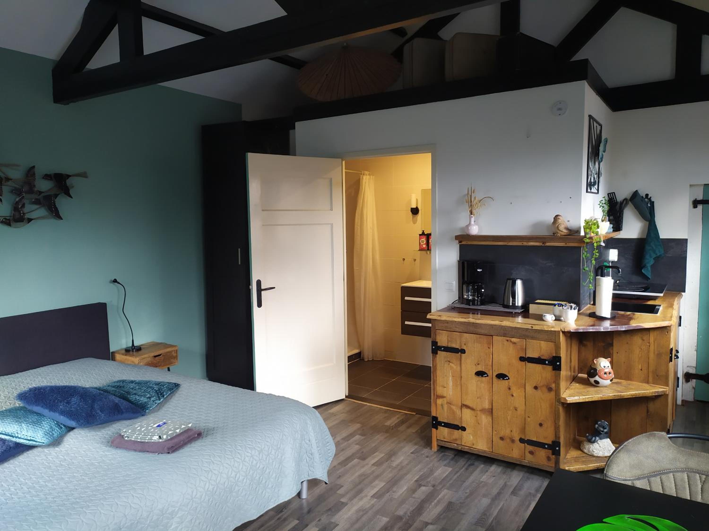 Deluxe Double Room with Balcony - Photo 10