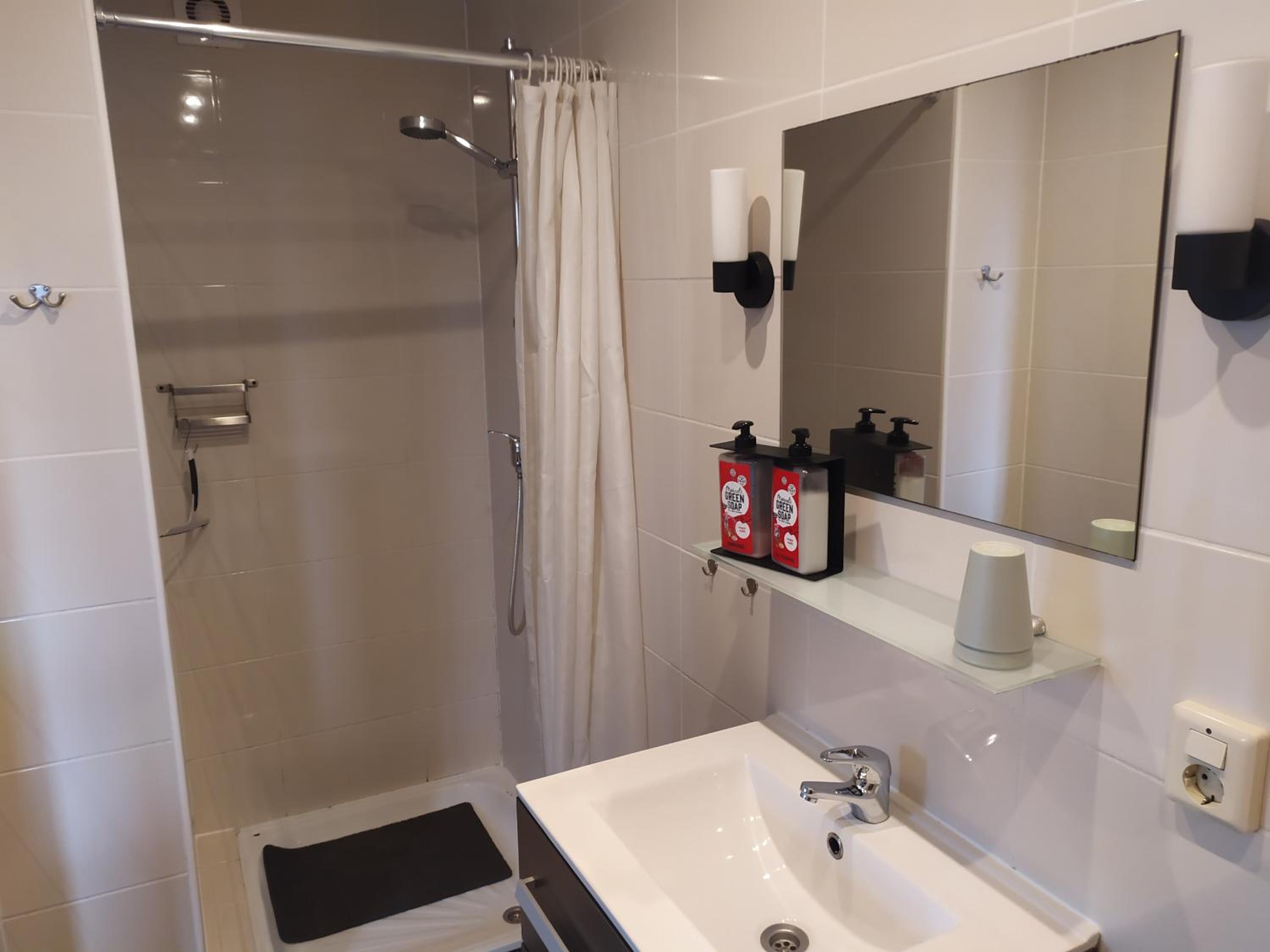 Deluxe Double Room with Balcony - Photo 6