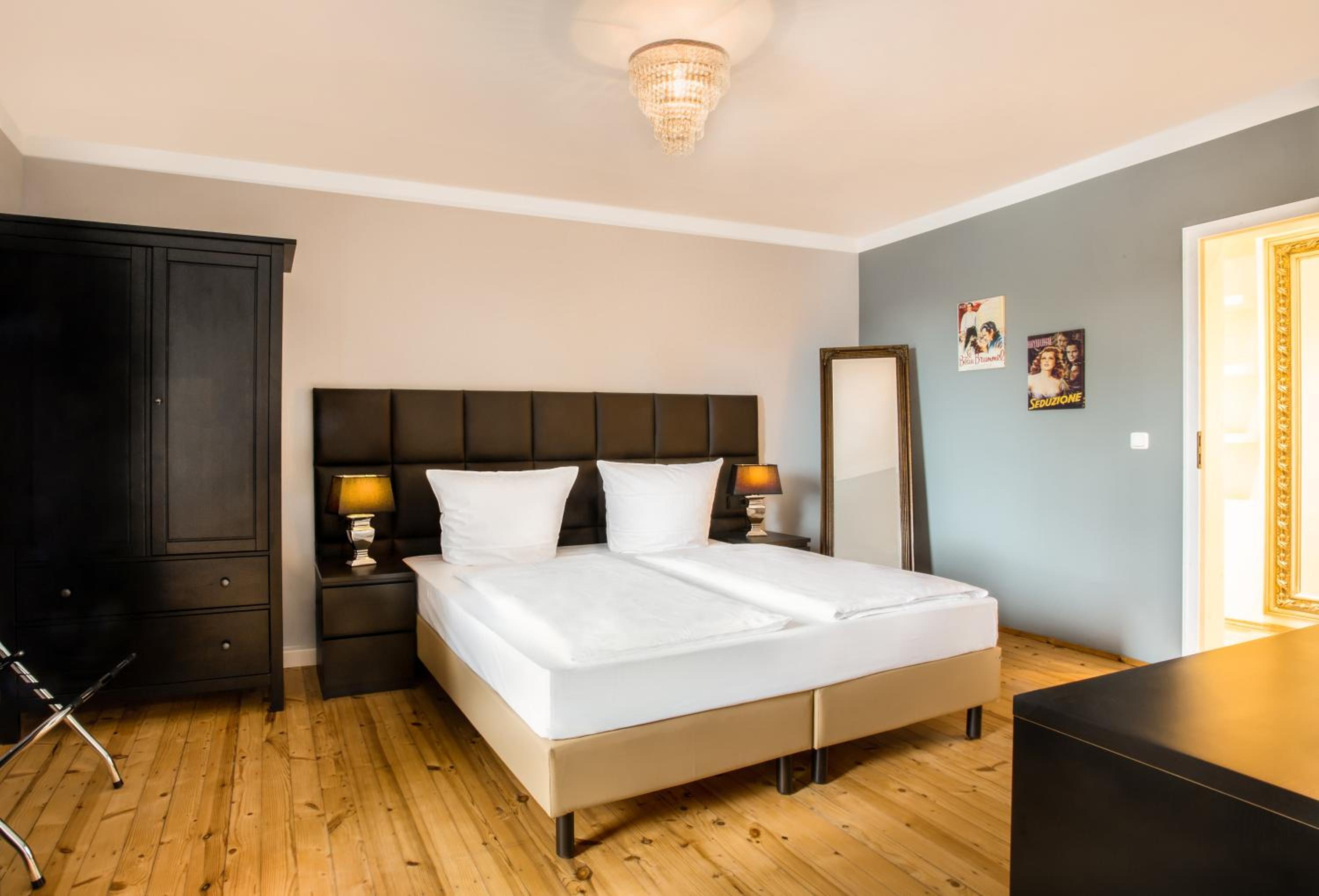 Suite - Photo 1