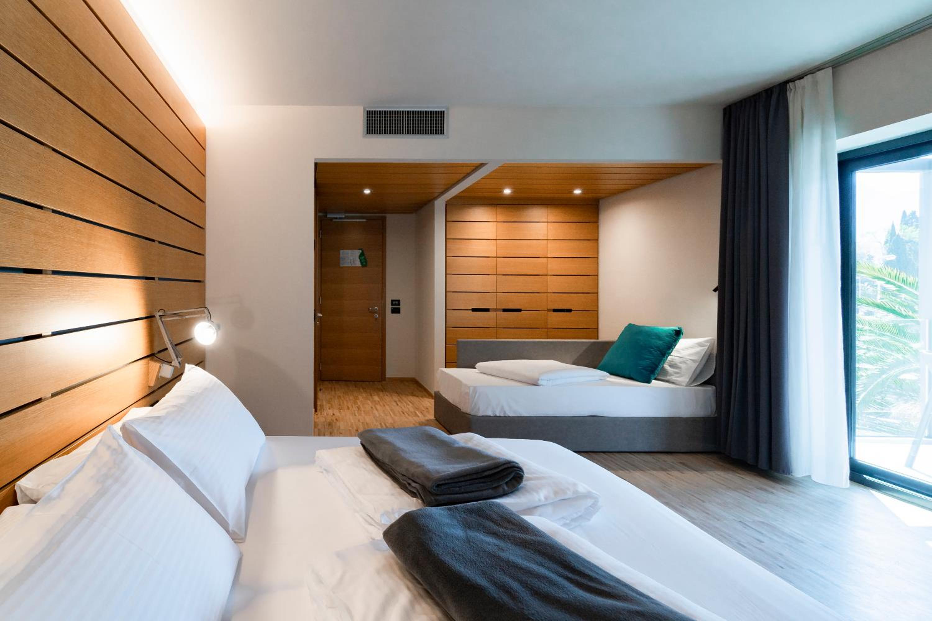 Premium Panorama Room with Lake View - Photo 17