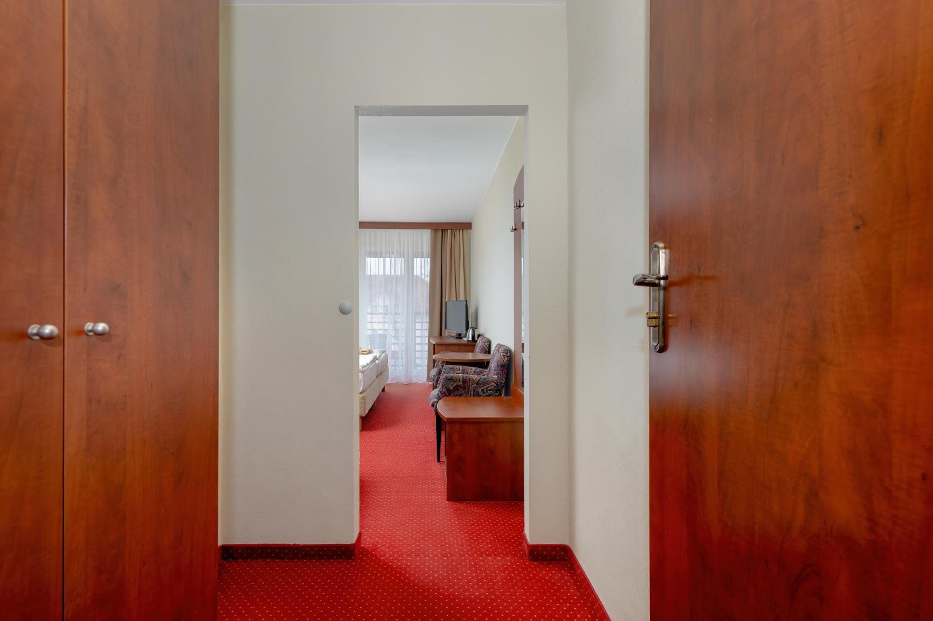 Triple Room with Balcony - Photo 12