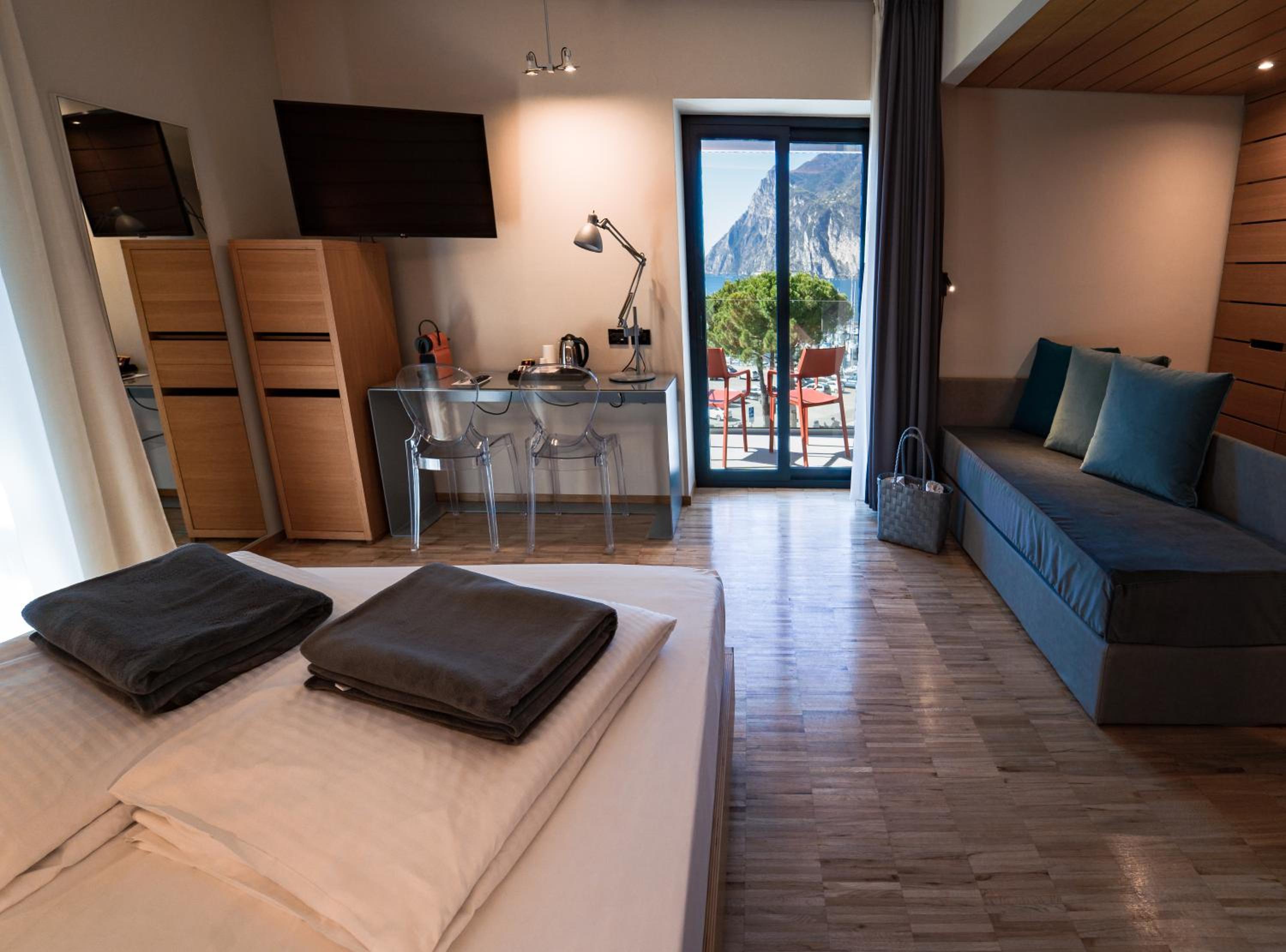 Premium Panorama Room with Lake View - Photo 8