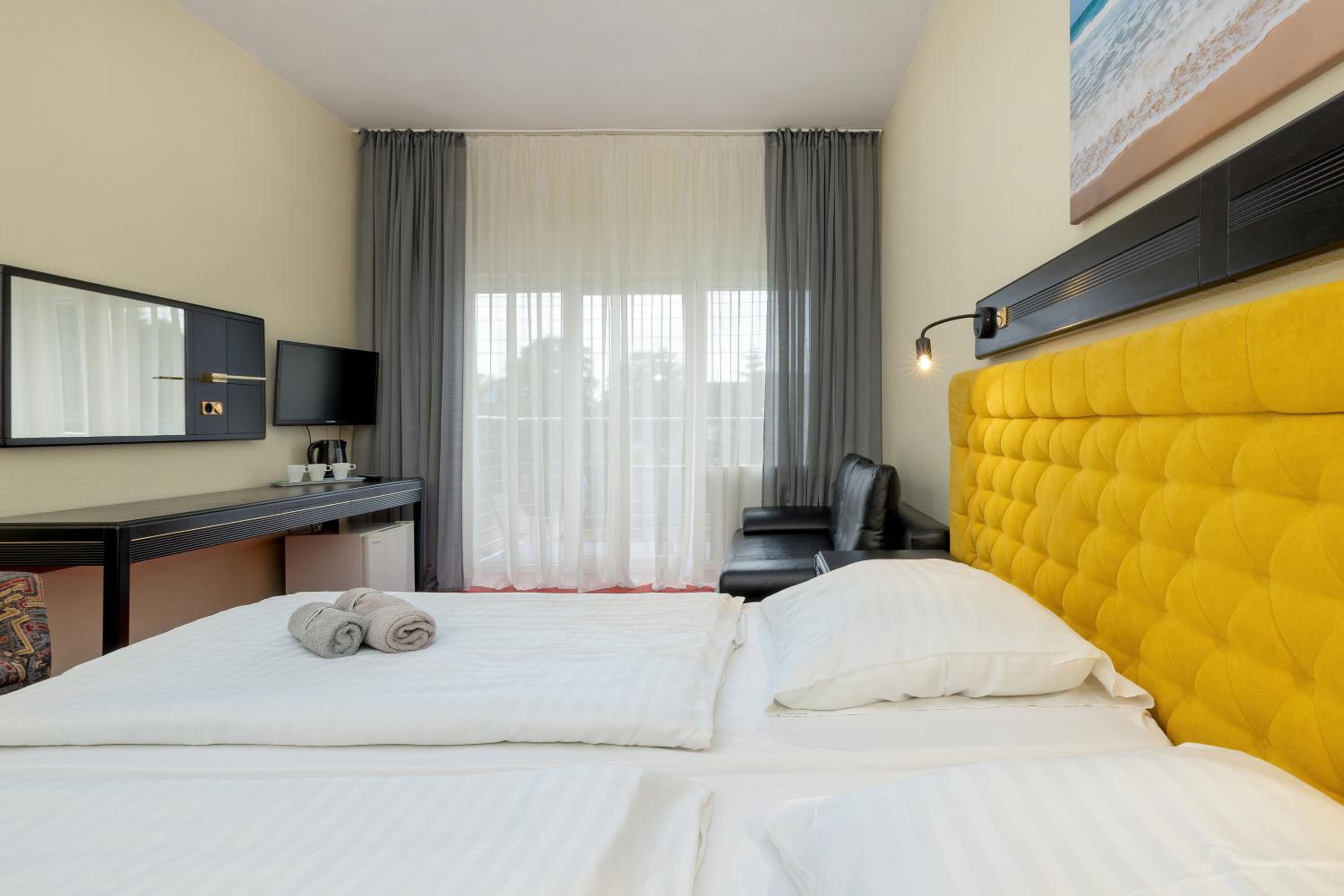 Triple Room with Balcony - Photo 22