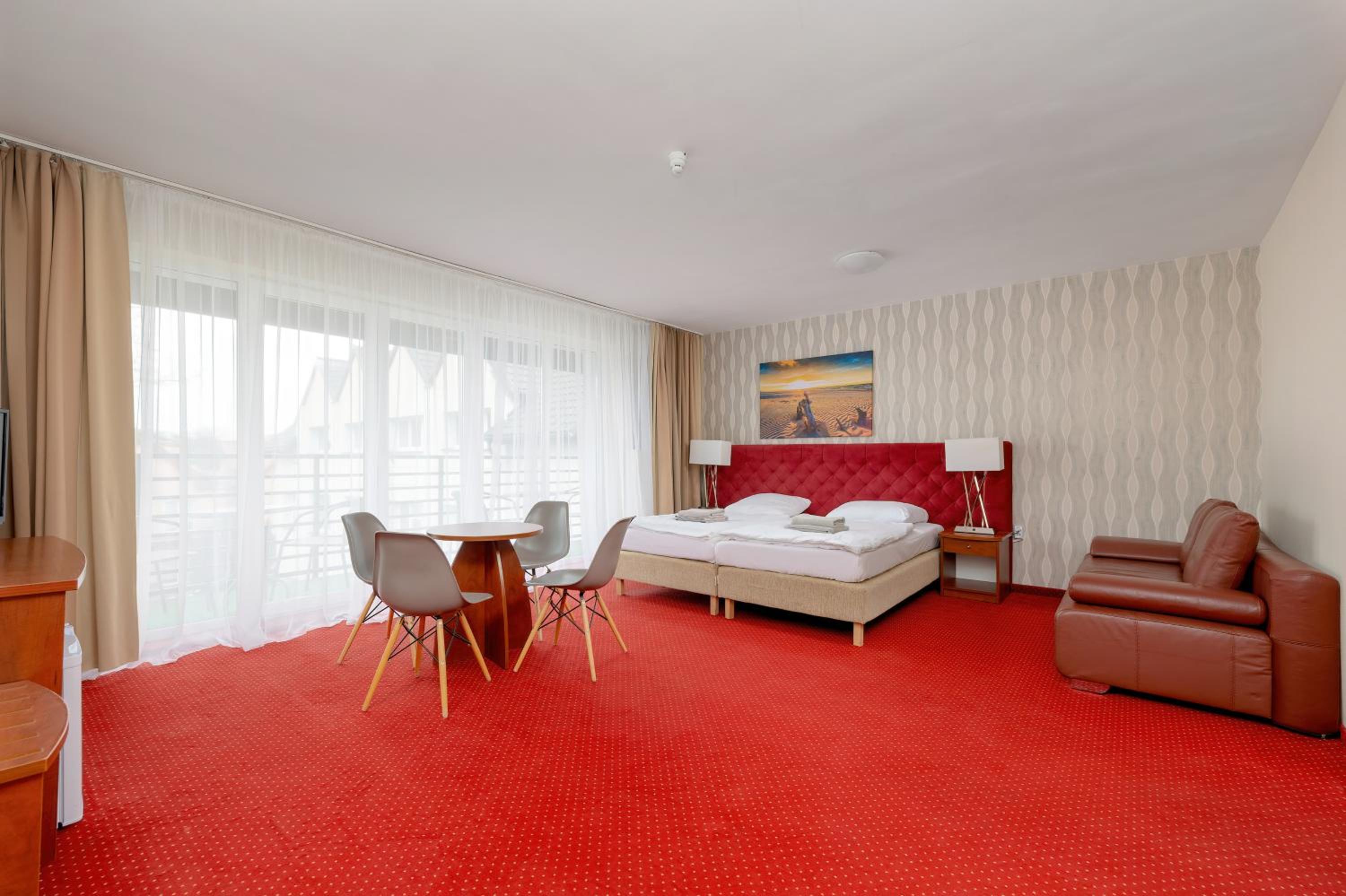 Quadruple Room with Balcony - Photo 11