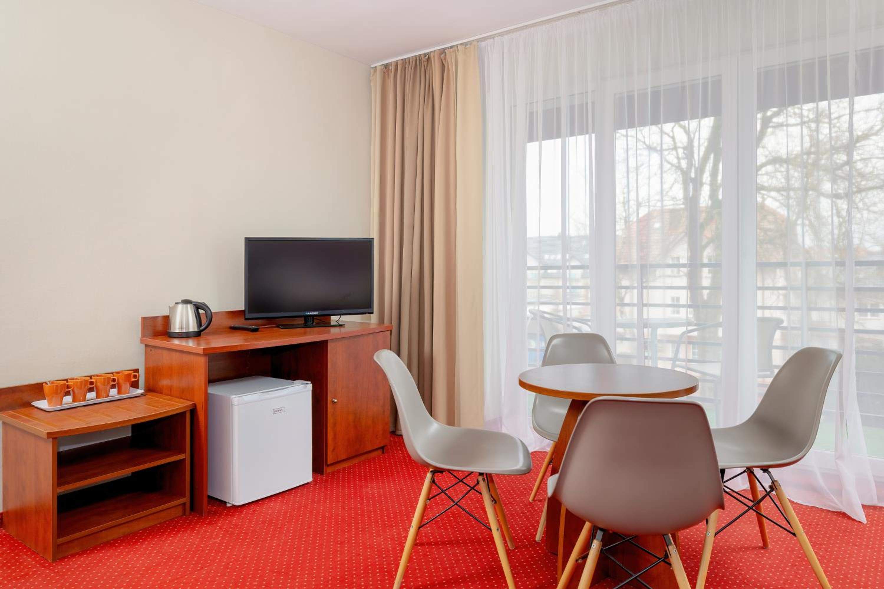 Quadruple Room with Balcony - Photo 9