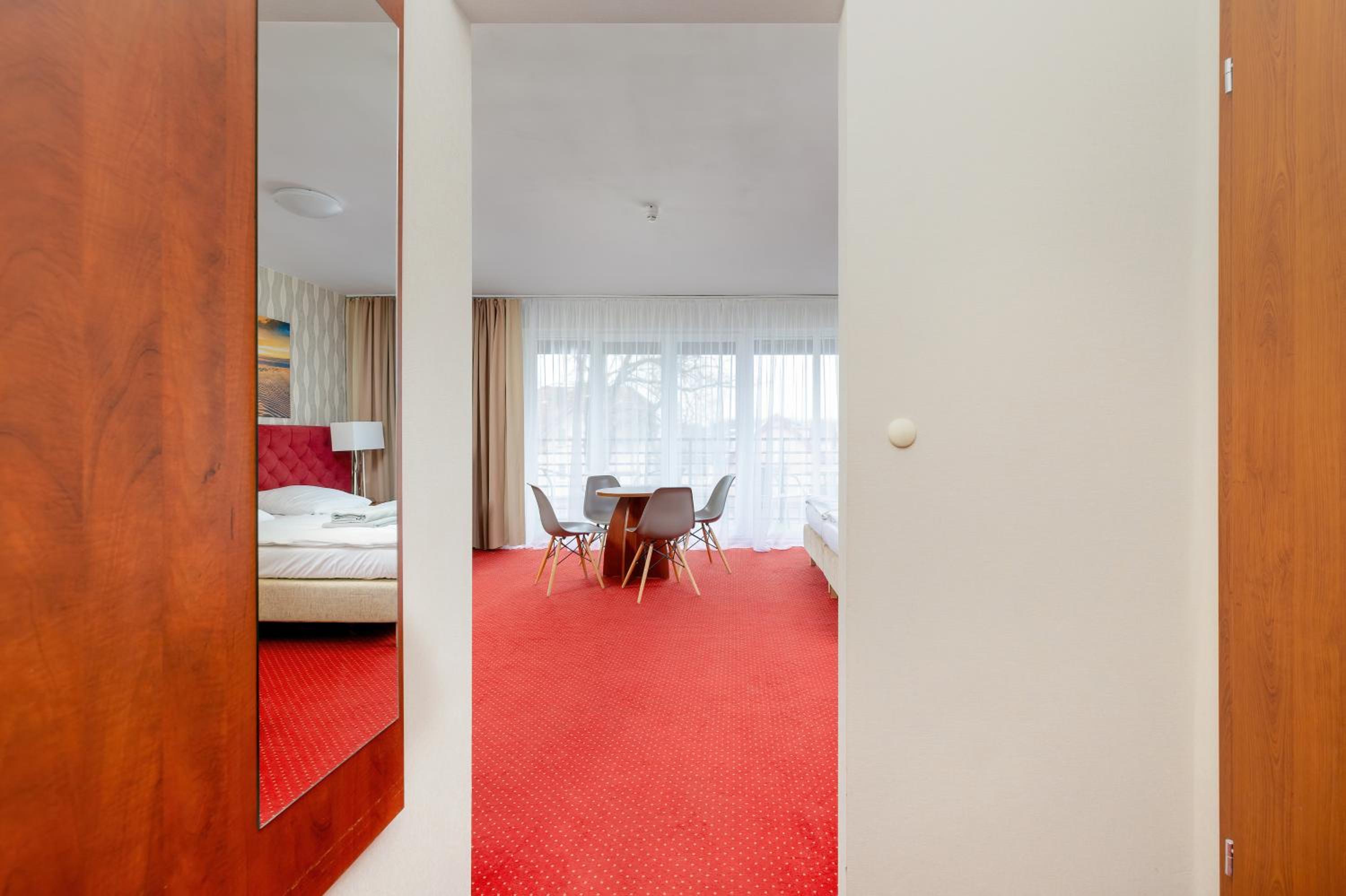 Quadruple Room with Balcony - Photo 7