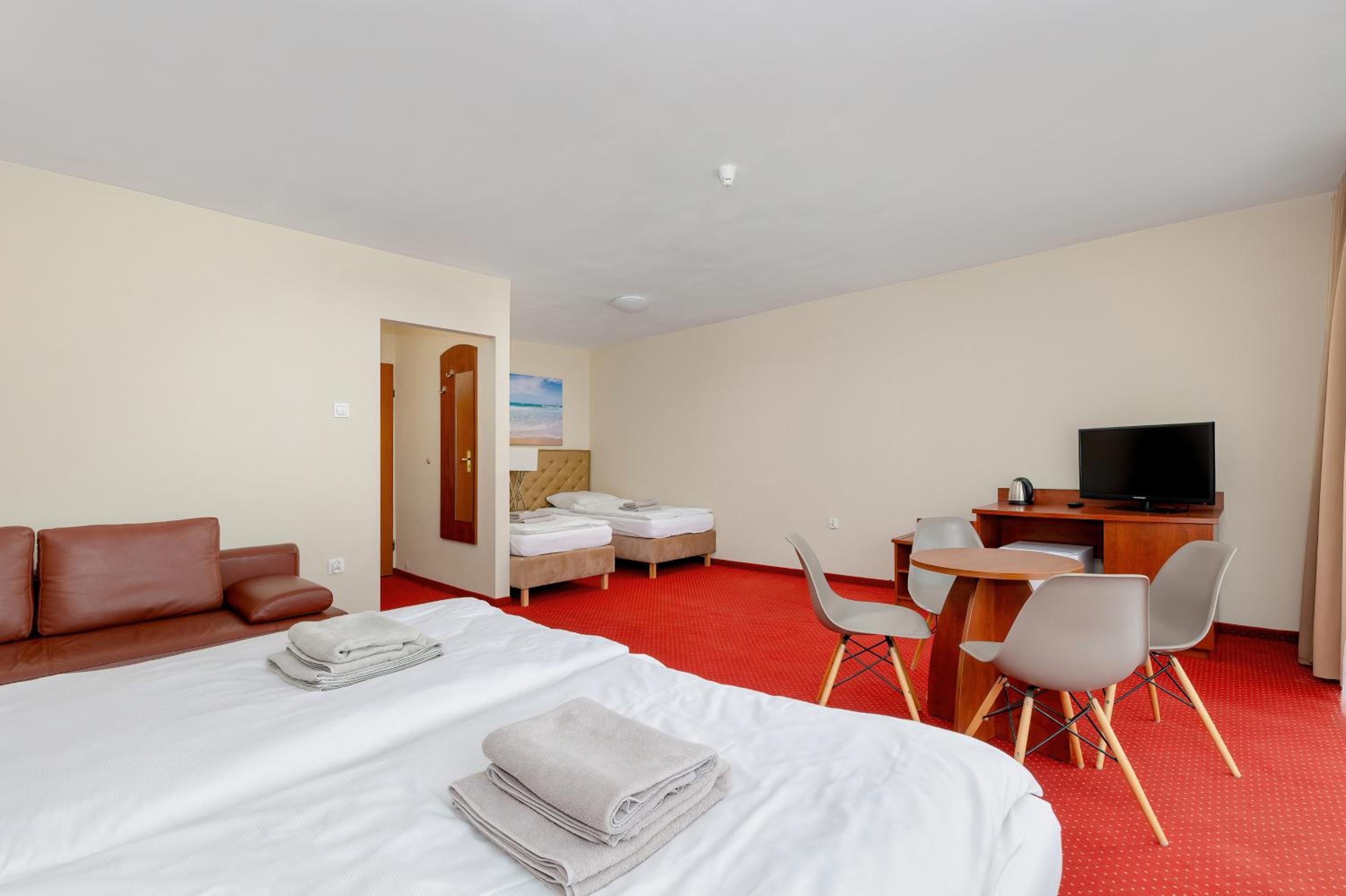 Quadruple Room with Balcony - Photo 5
