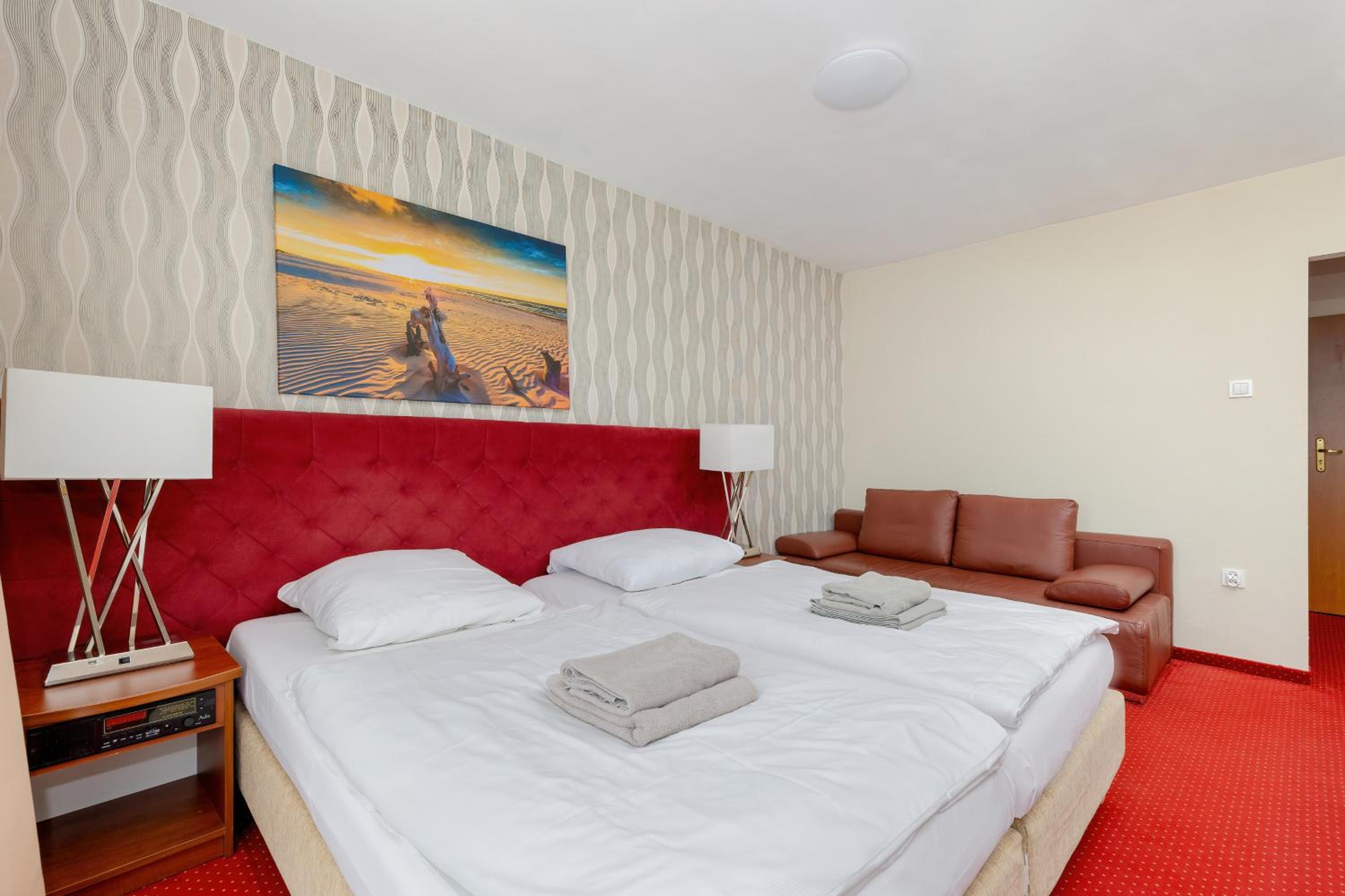 Quadruple Room with Balcony - Photo 4