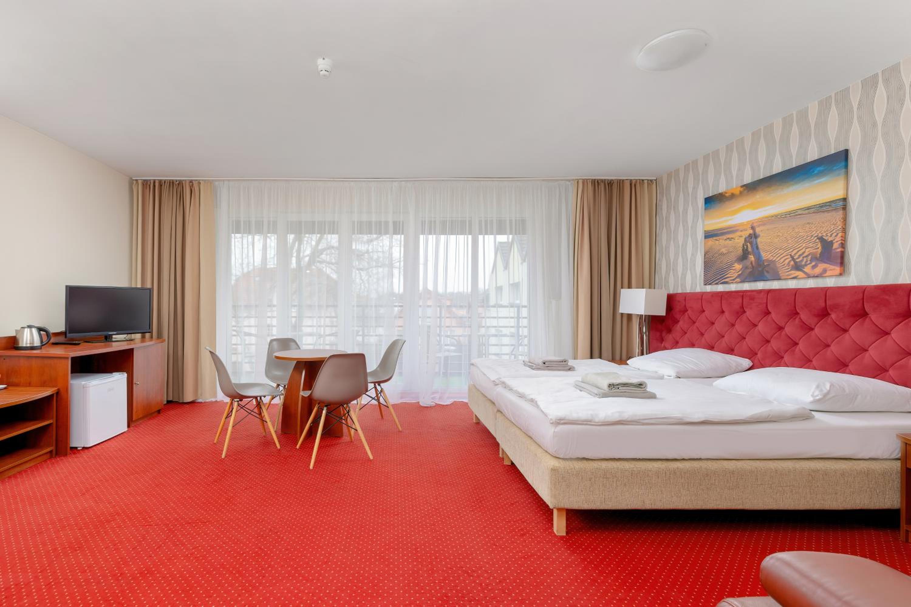 Quadruple Room with Balcony - Photo 3