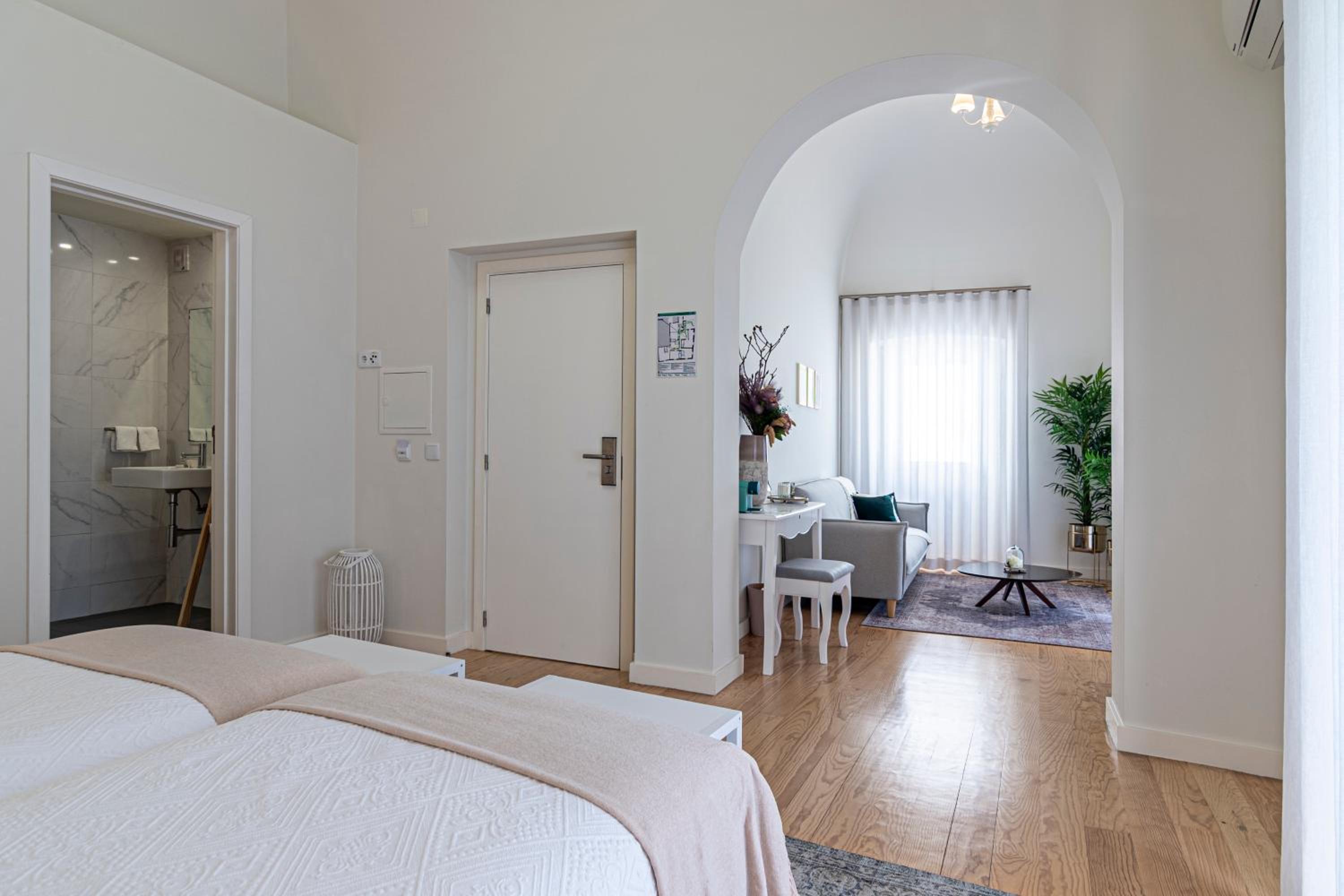 Suite - Photo 1