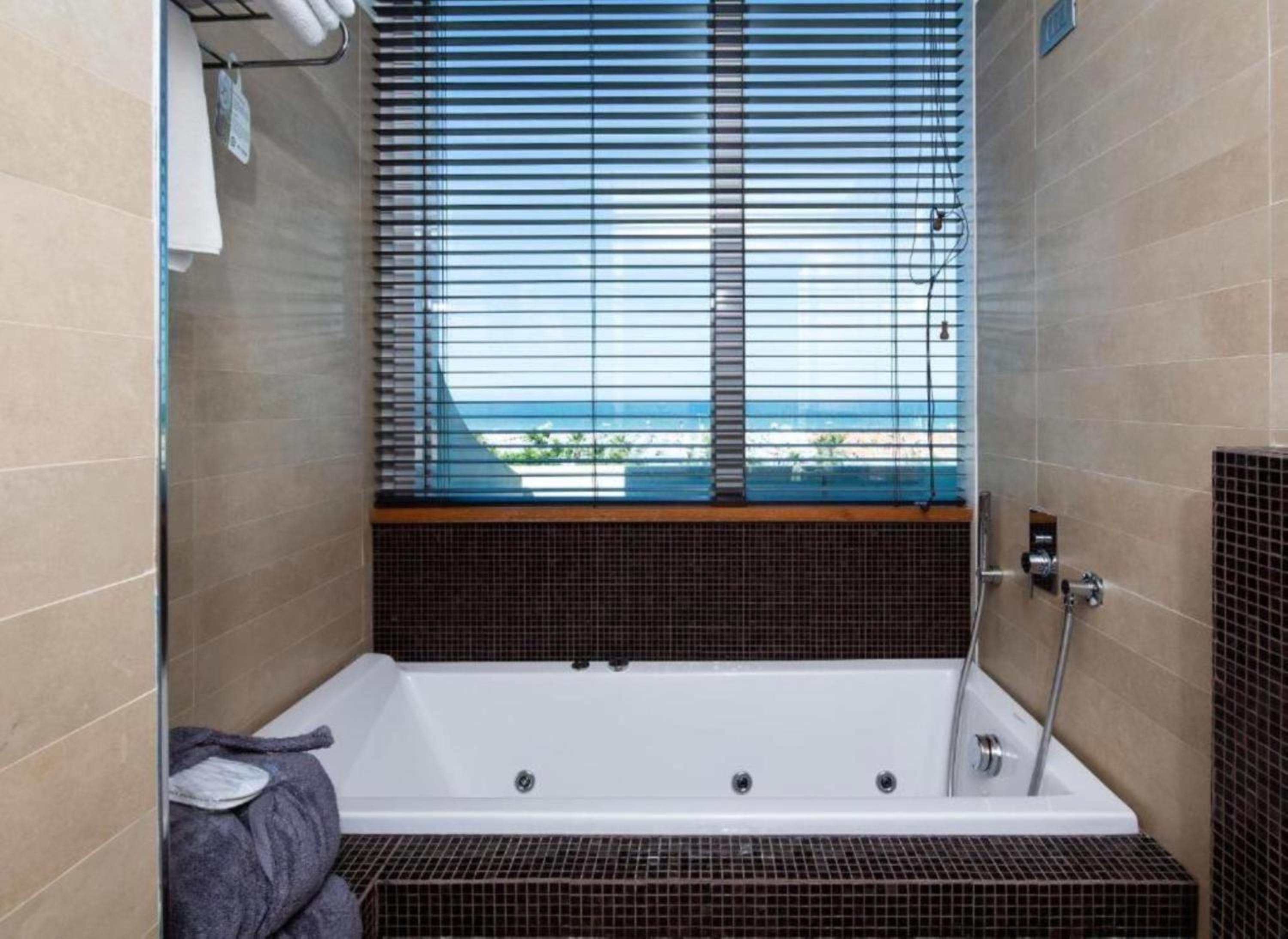 Family Junior Suite with Jacuzzi and Sea View - Photo 15