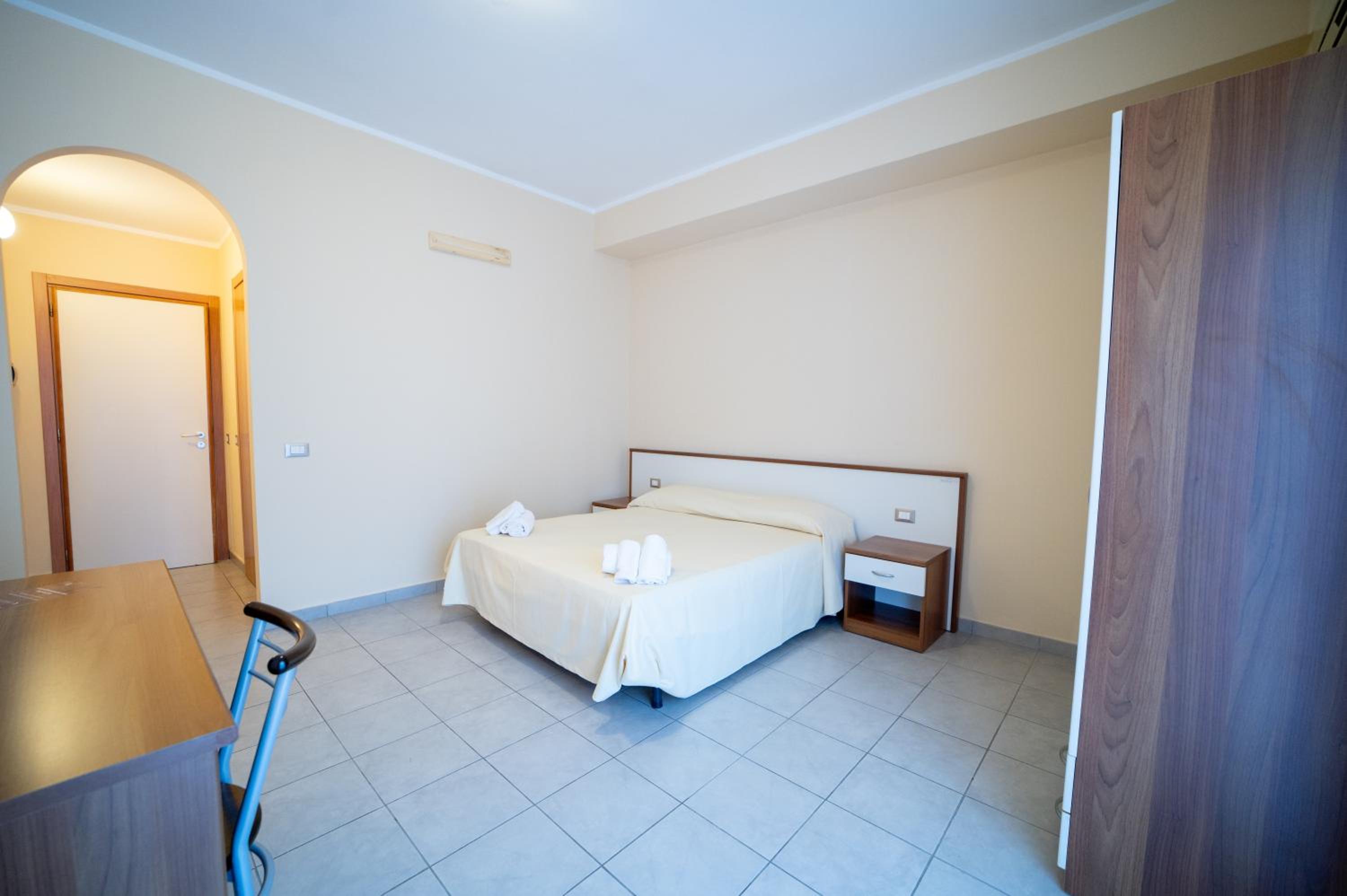 Quadruple Room with Balcony - Photo 5
