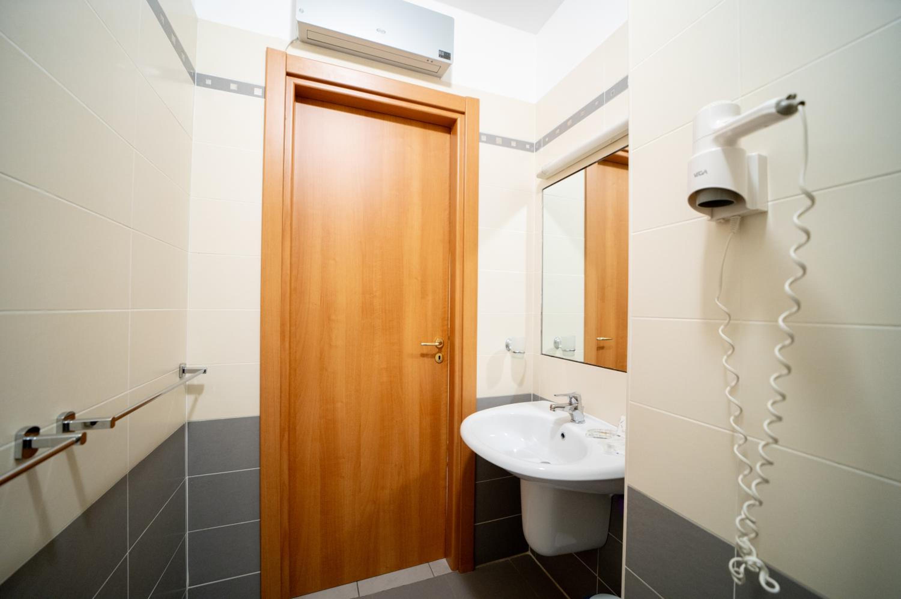 Quadruple Room with Balcony - Photo 7
