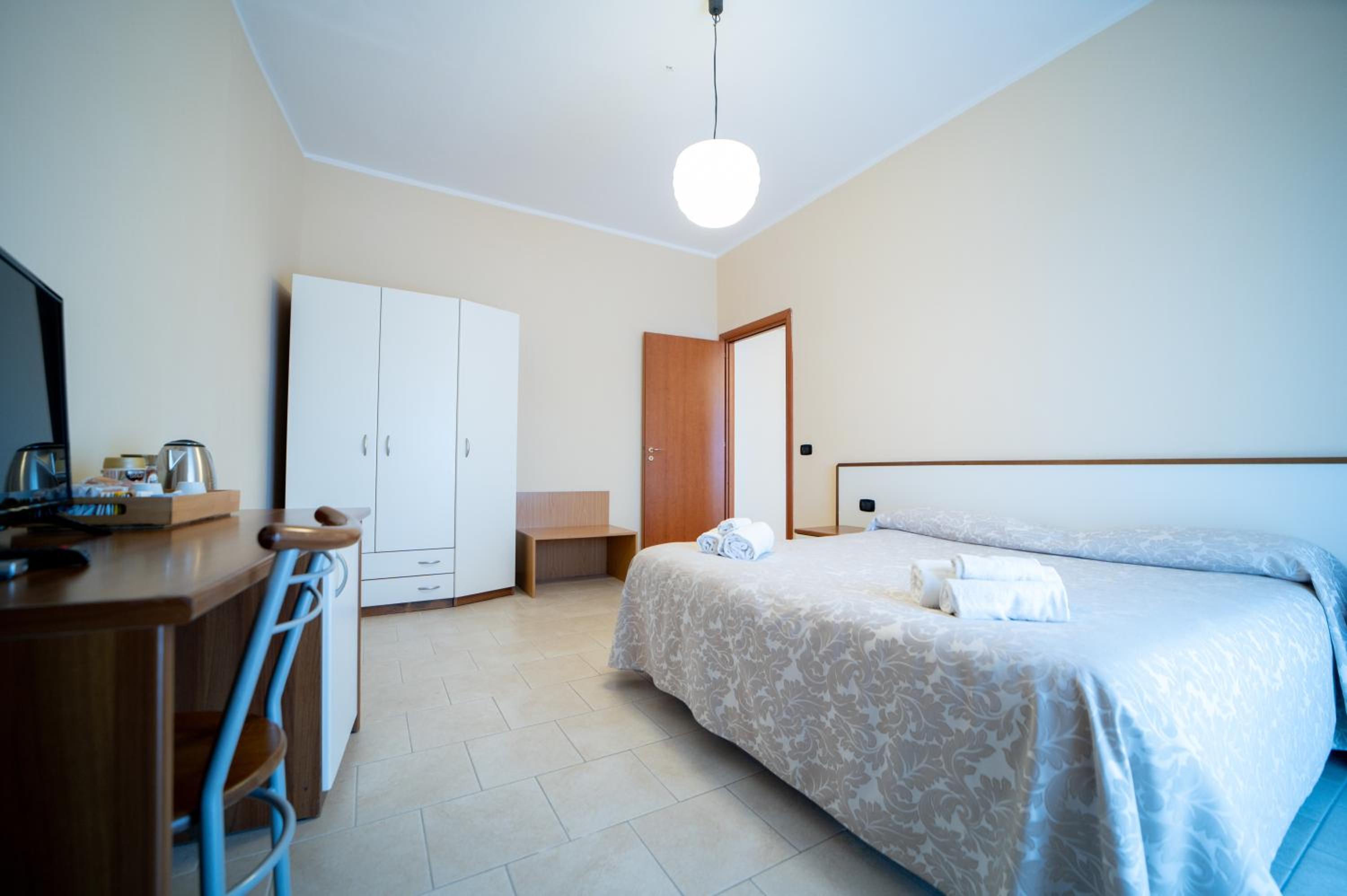 Standard Double Room - Photo 4