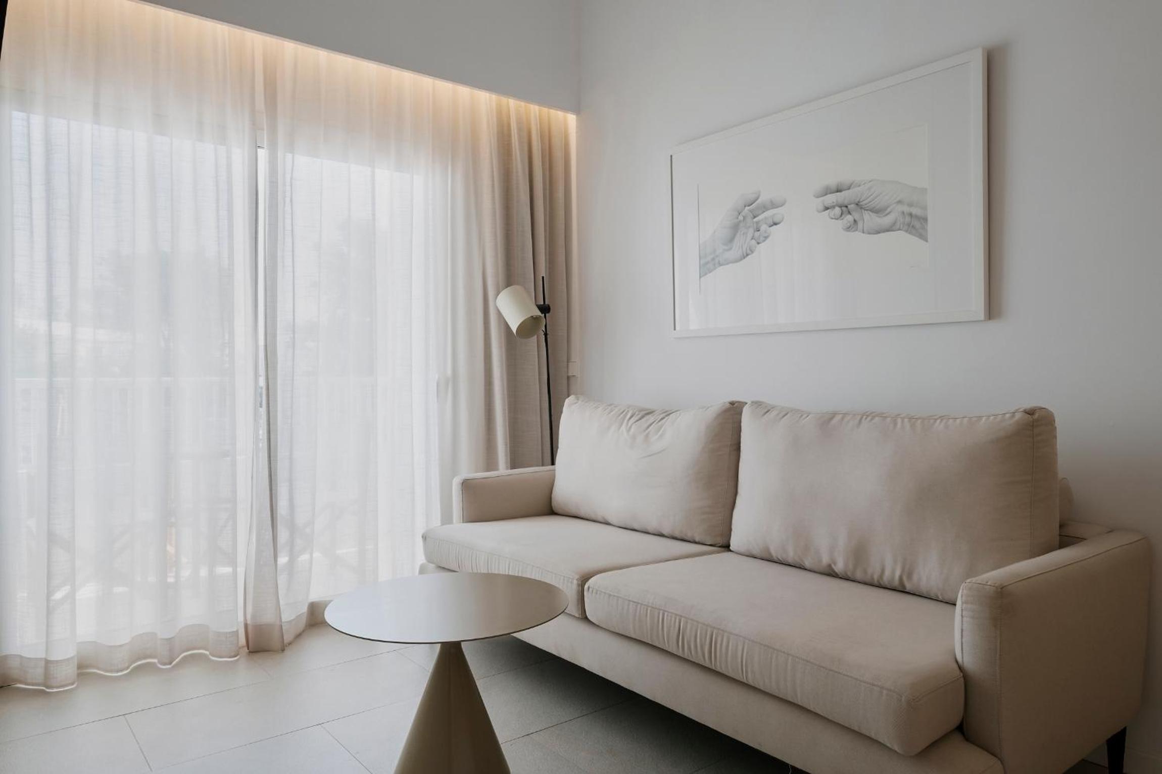 Two Bedroom Suite with balcony - Photo 1